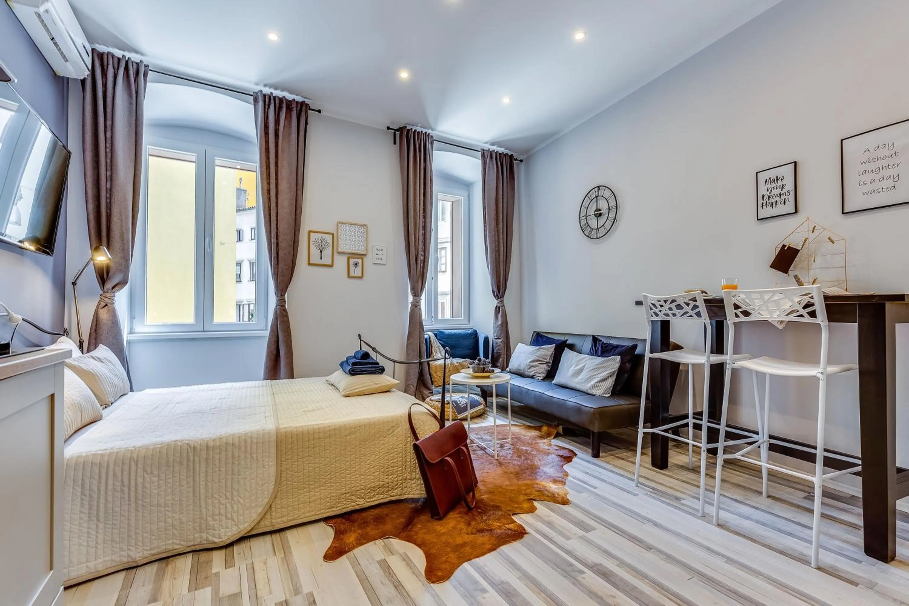 Dining area in Main Square studios