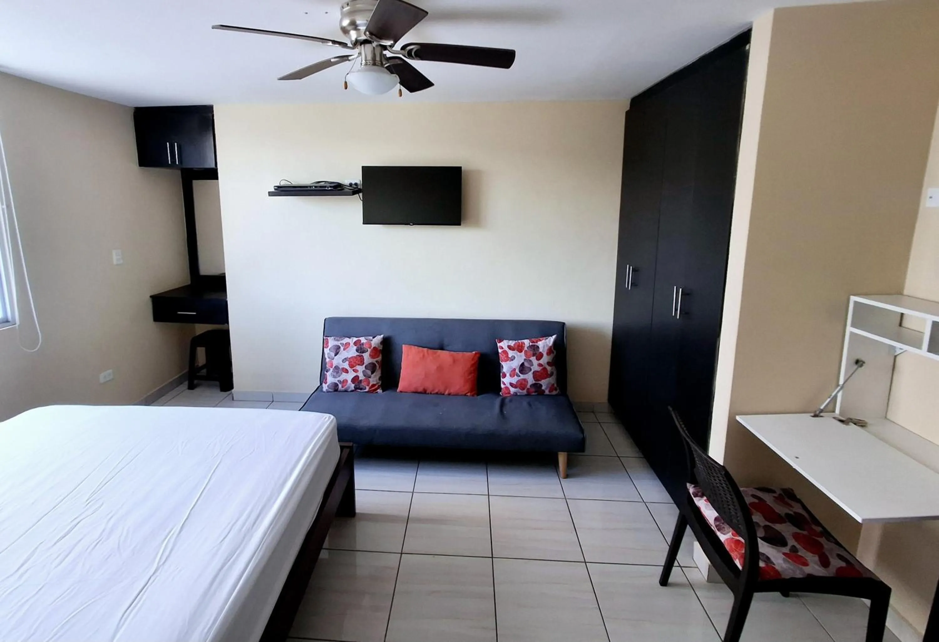Seating area, Bed in Departamento amoblado Tonsupa