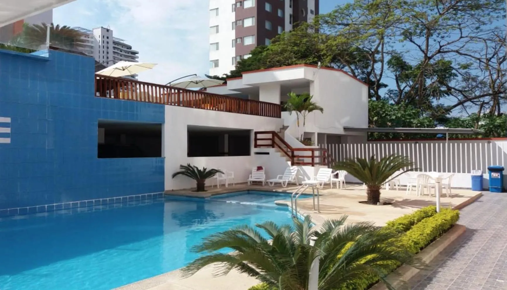 Property building in Departamento amoblado Tonsupa