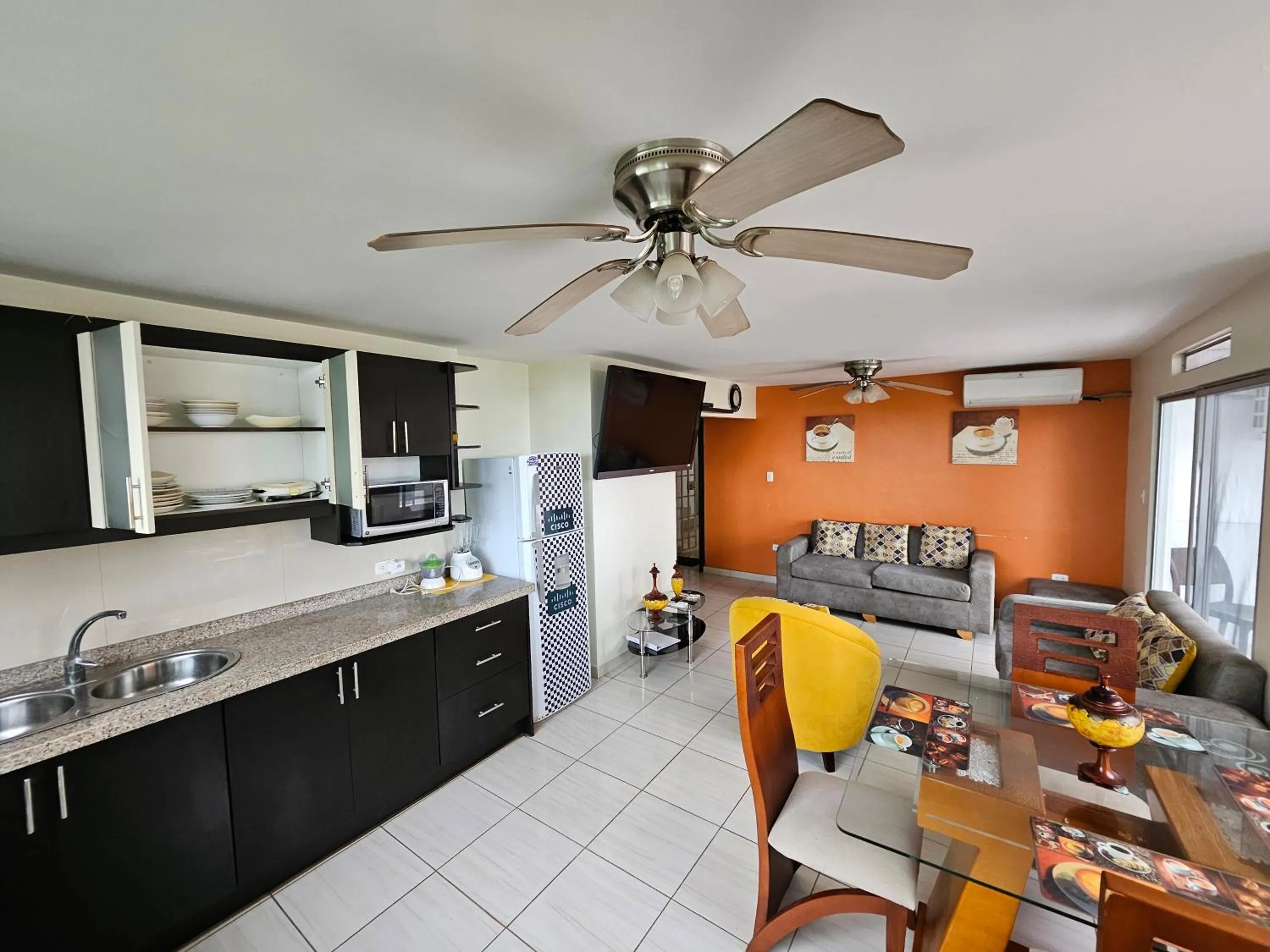 Kitchen or kitchenette in Departamento amoblado Tonsupa