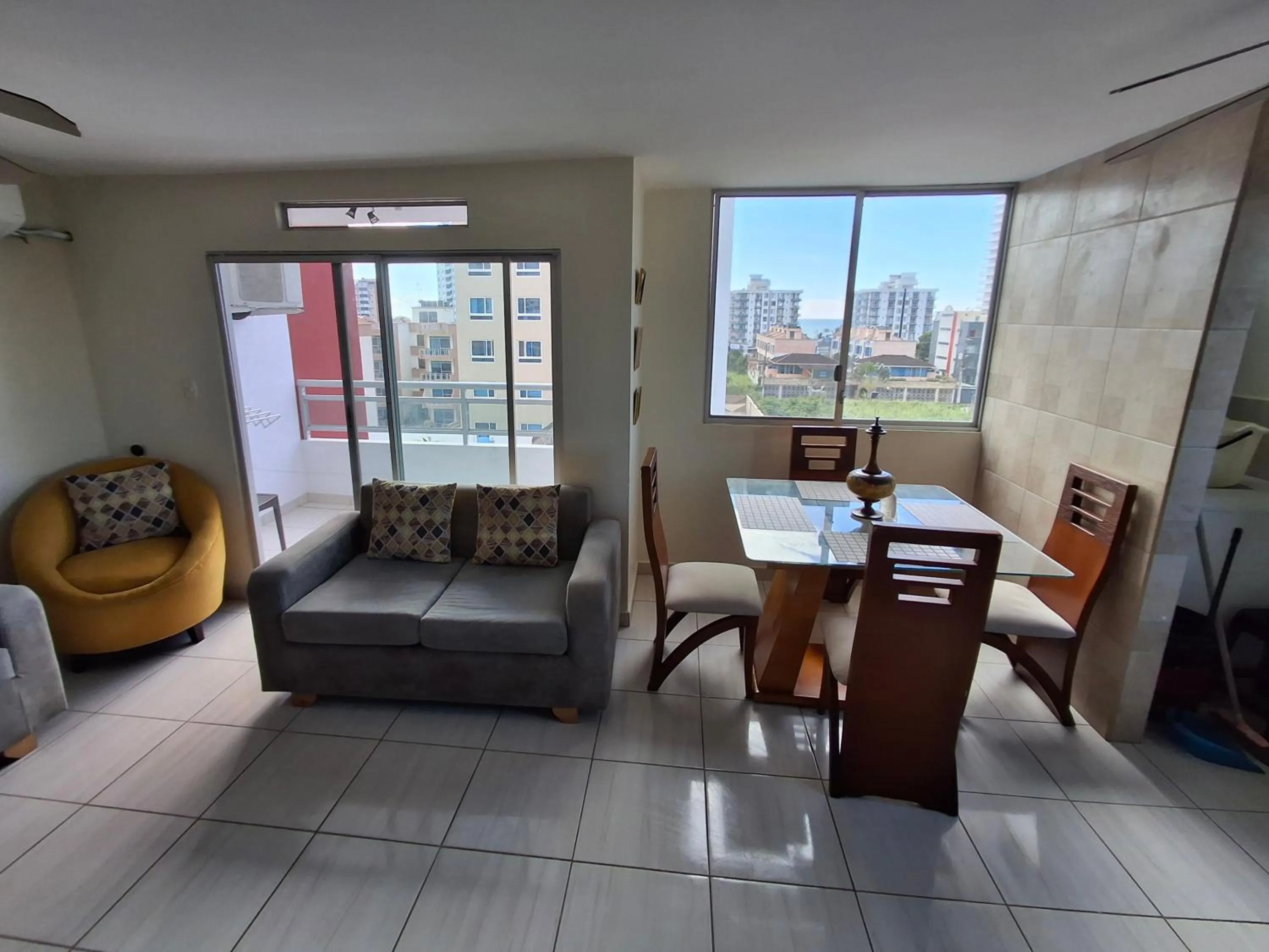 Dining area in Departamento amoblado Tonsupa