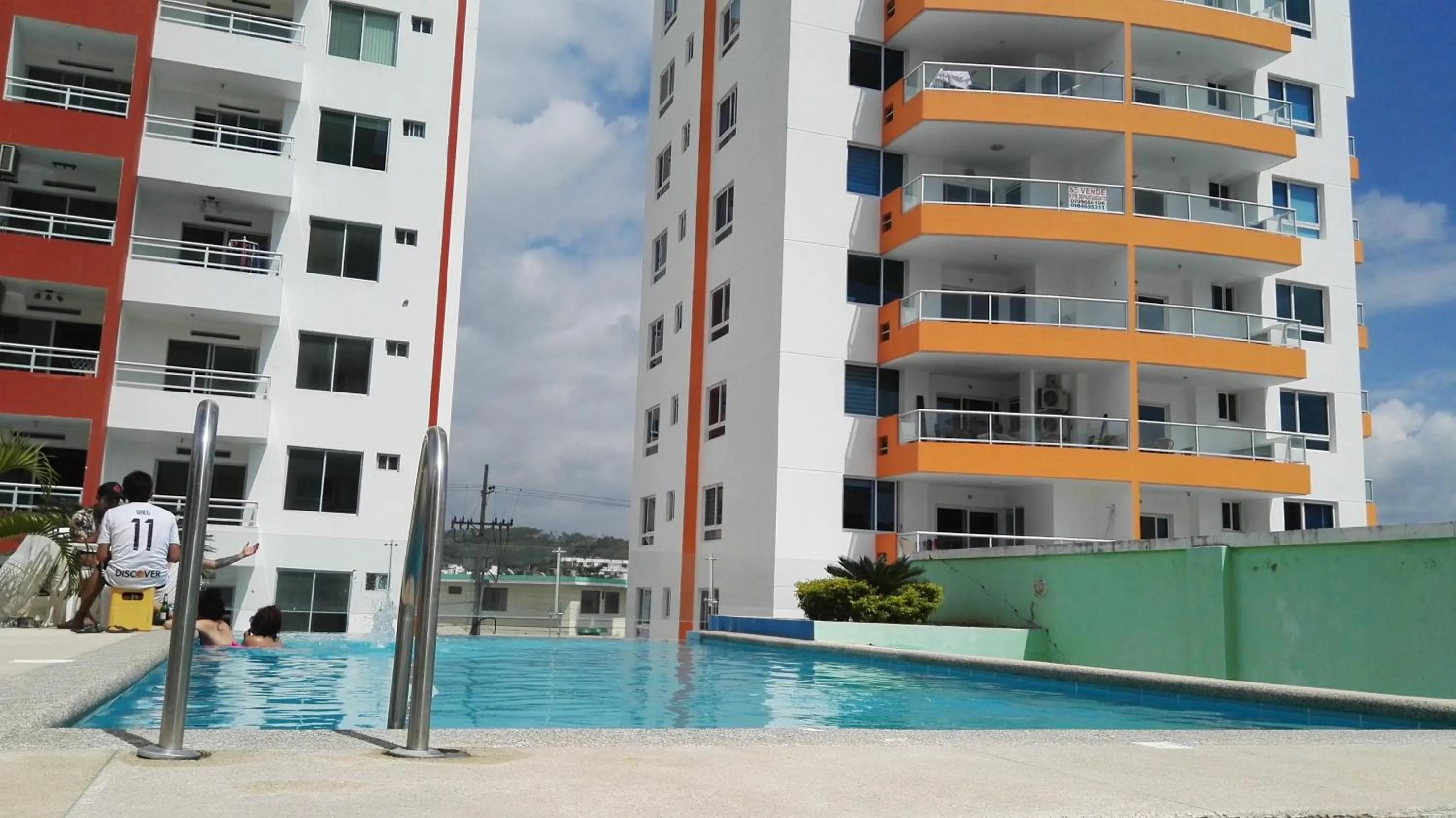 Swimming pool in Departamento amoblado Tonsupa