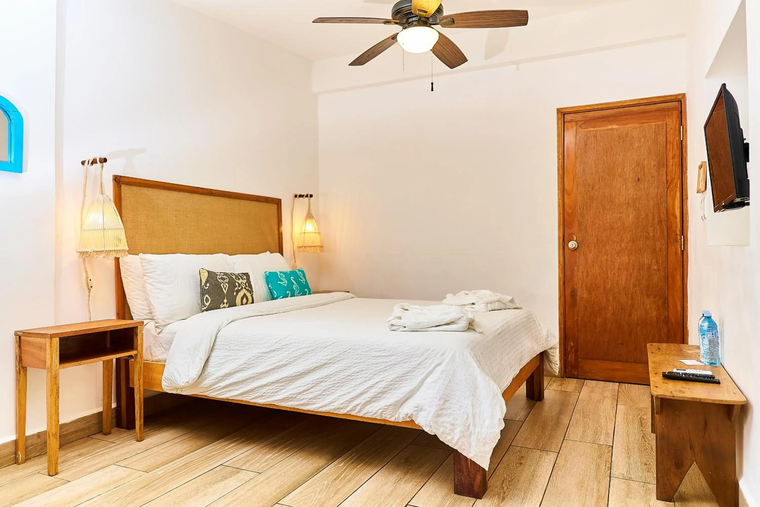 Standard Triple Room in Aaki Hotel Standard Triple Room in Aaki Hotel