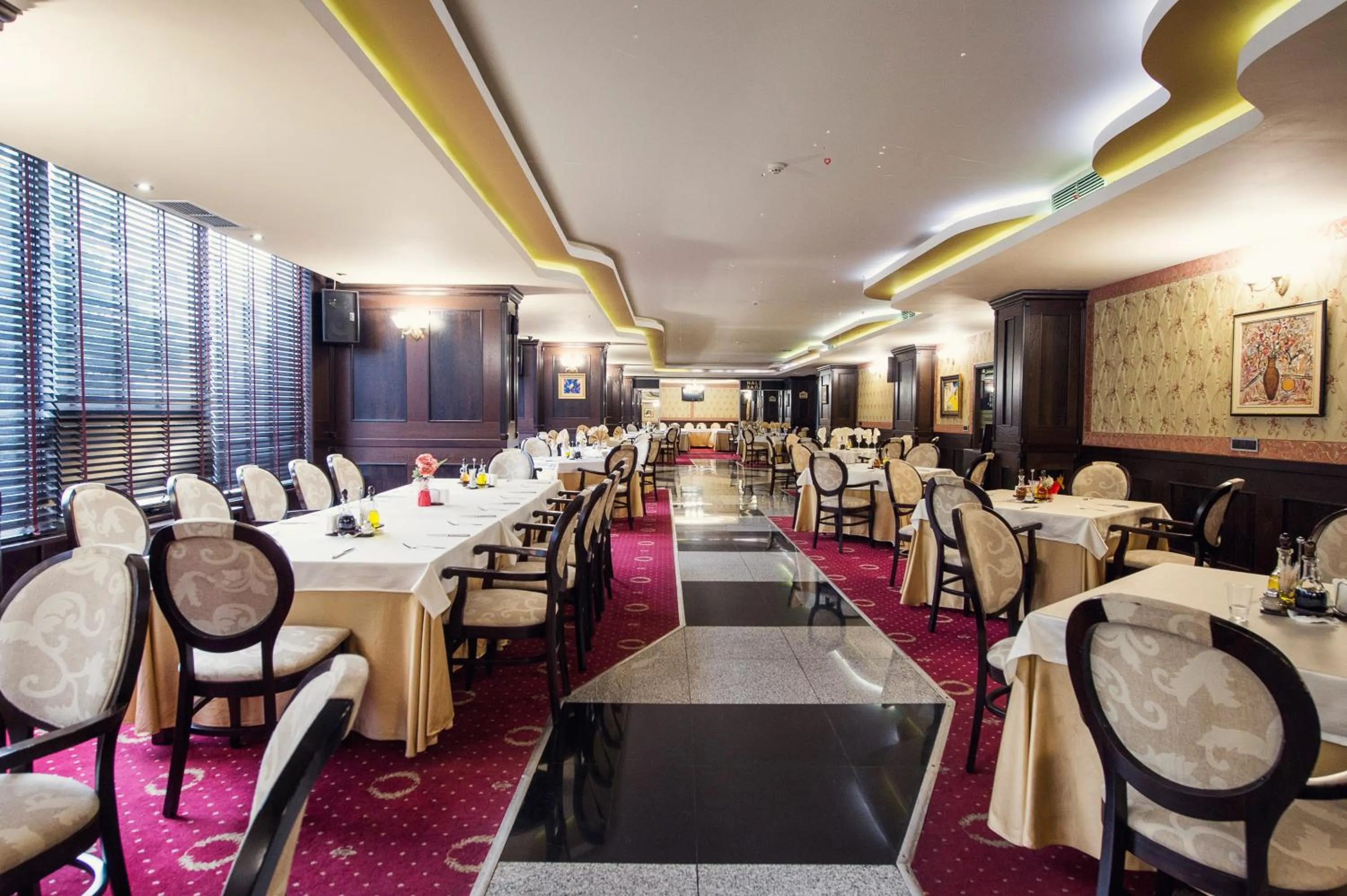 Restaurant/places to eat in Grand Hotel Hebar