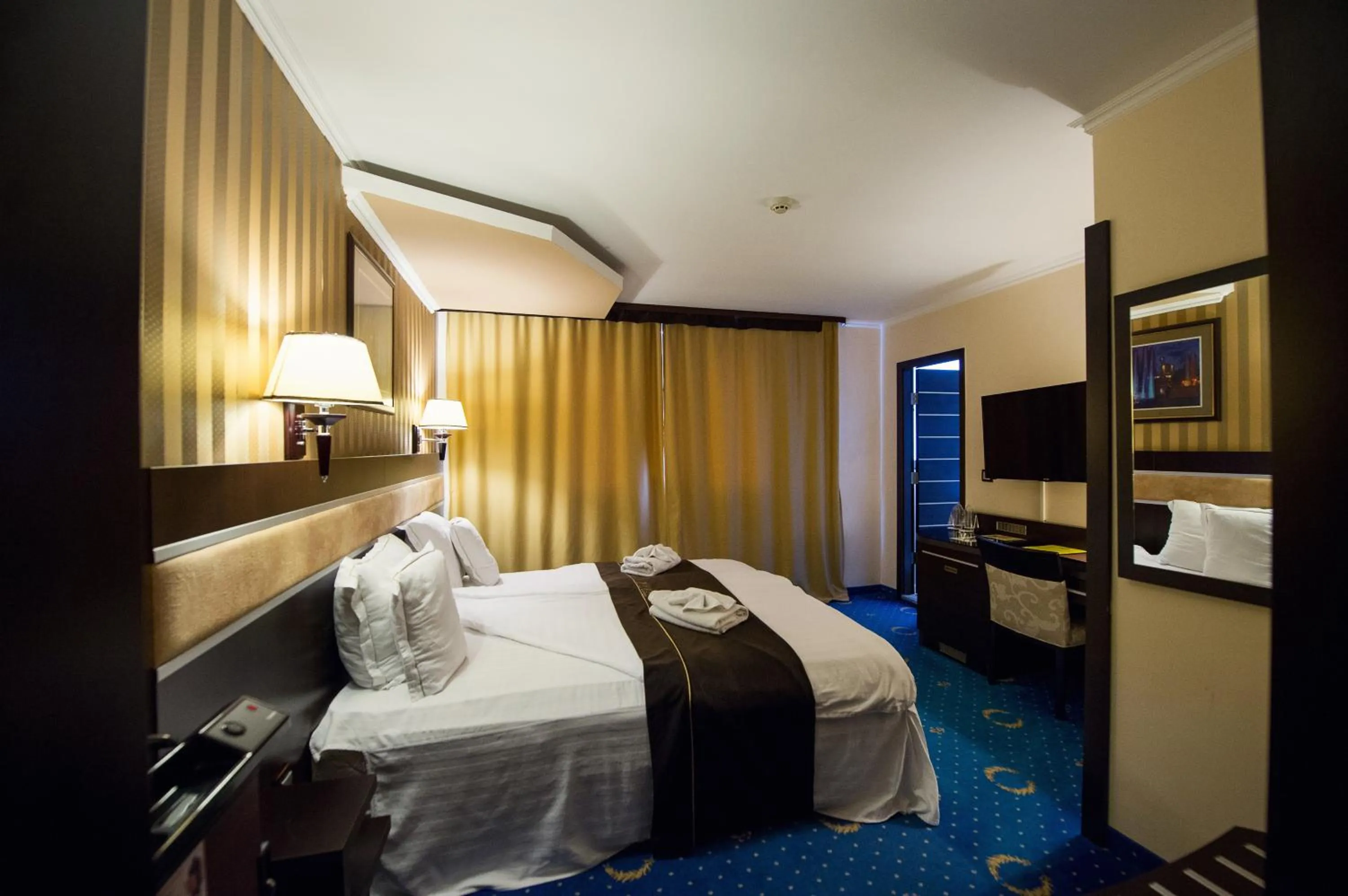 Toilet, Bed in Grand Hotel Hebar