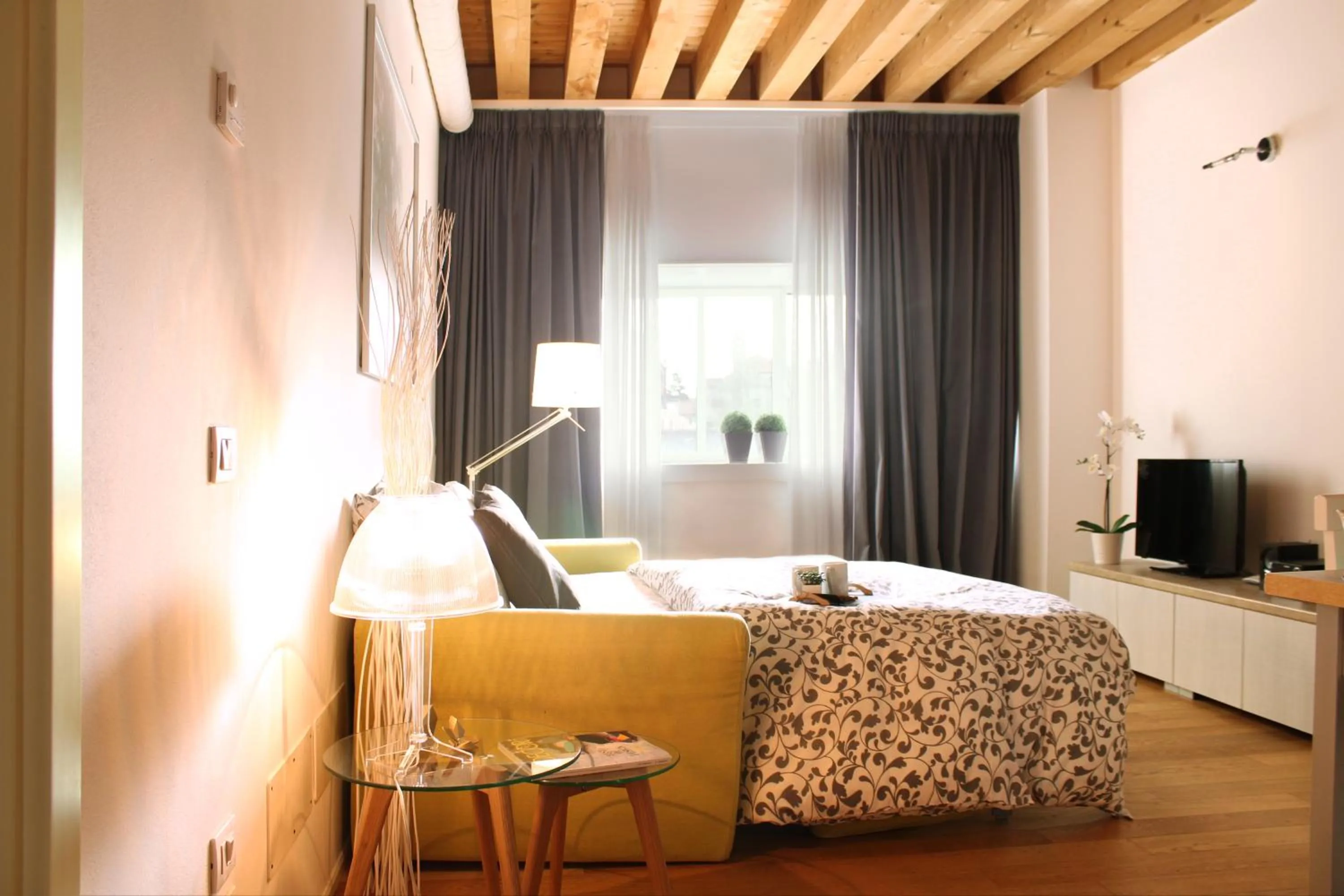Living room, Bed in Centrale Mazzoni 15