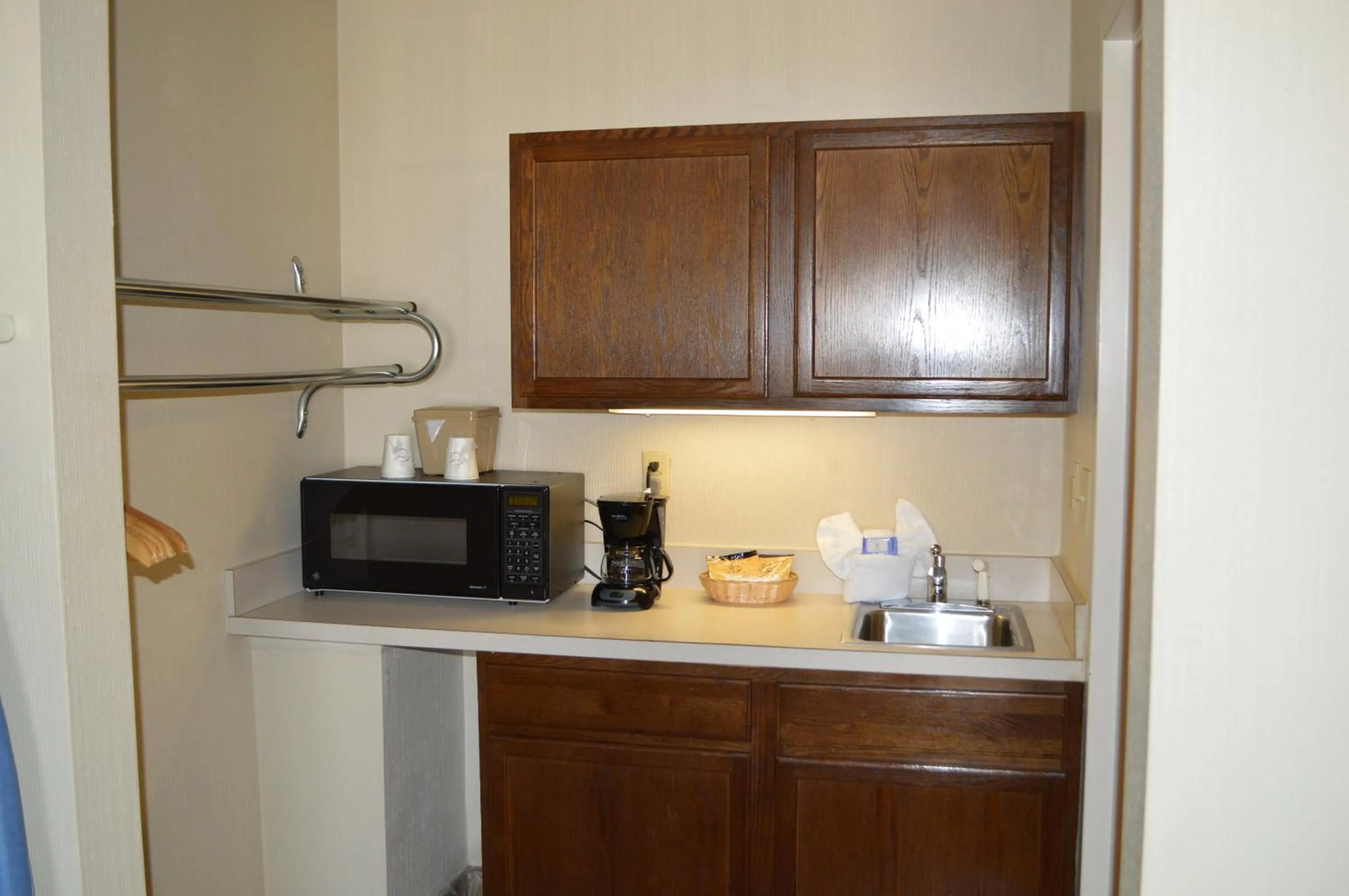Kitchen or kitchenette in Bluegrass Extended Stay