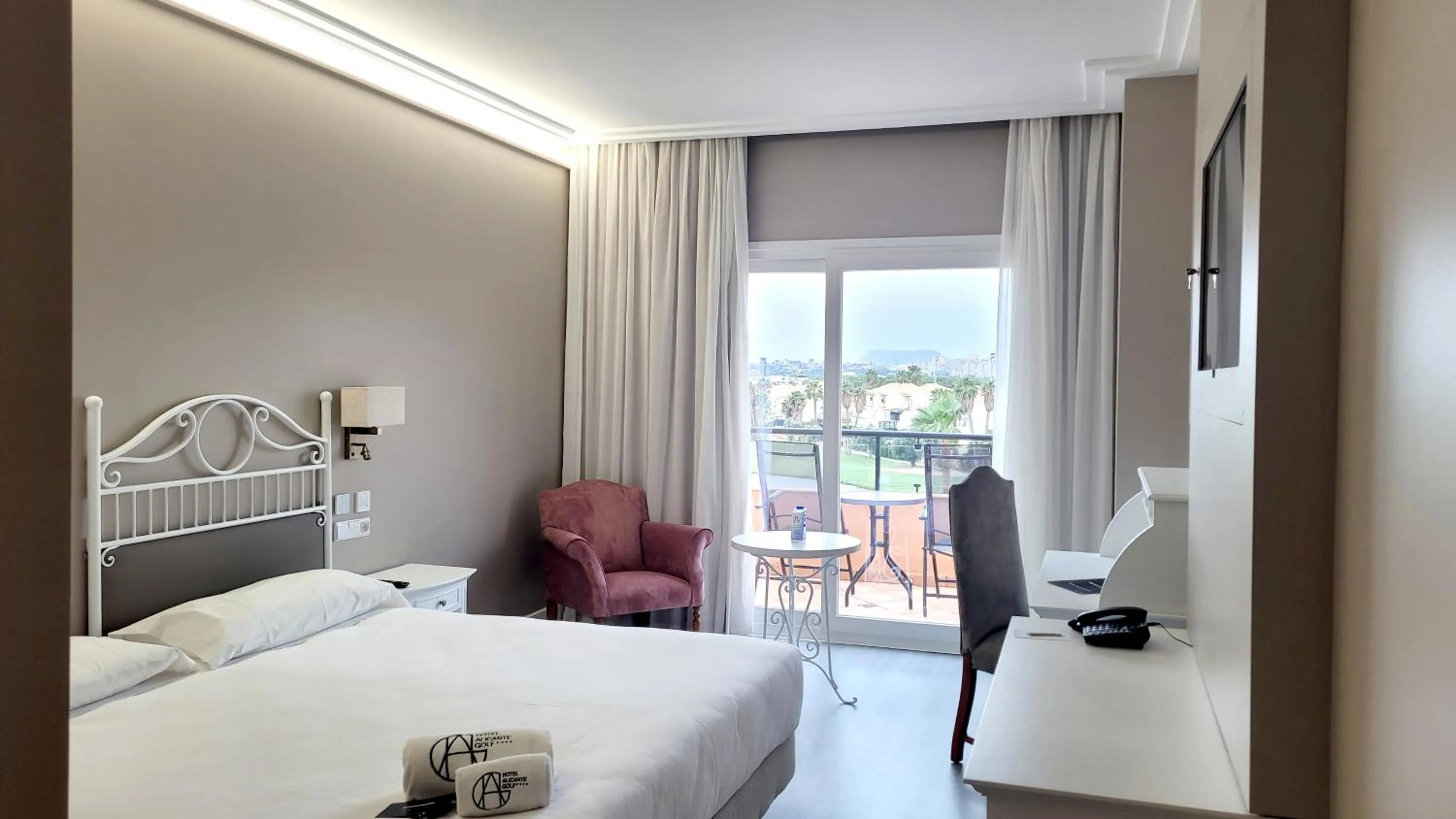 Lake view, Bed in Hotel Alicante Golf