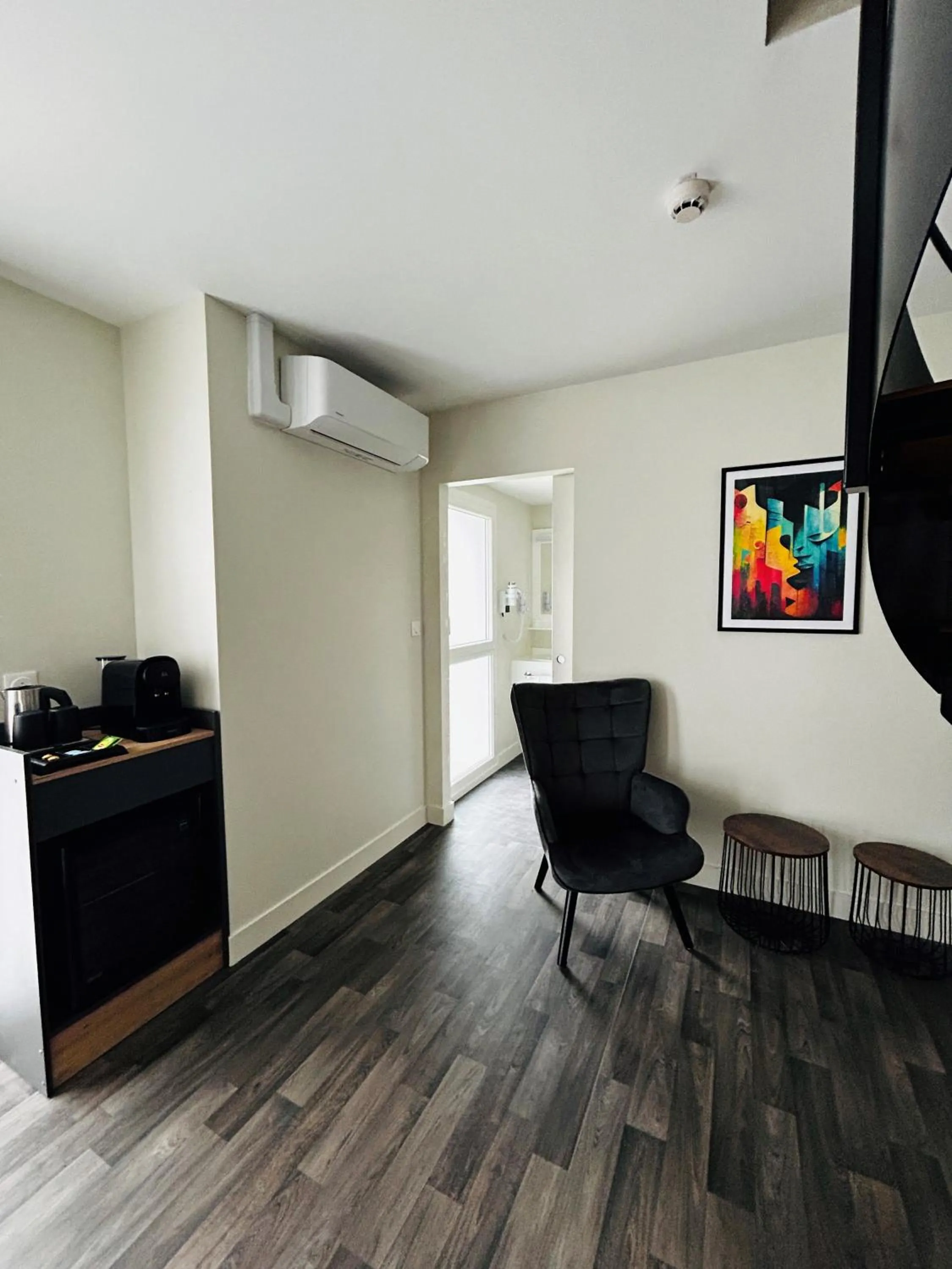 Seating area in Hotel Wood Inn Bordeaux Aéroport