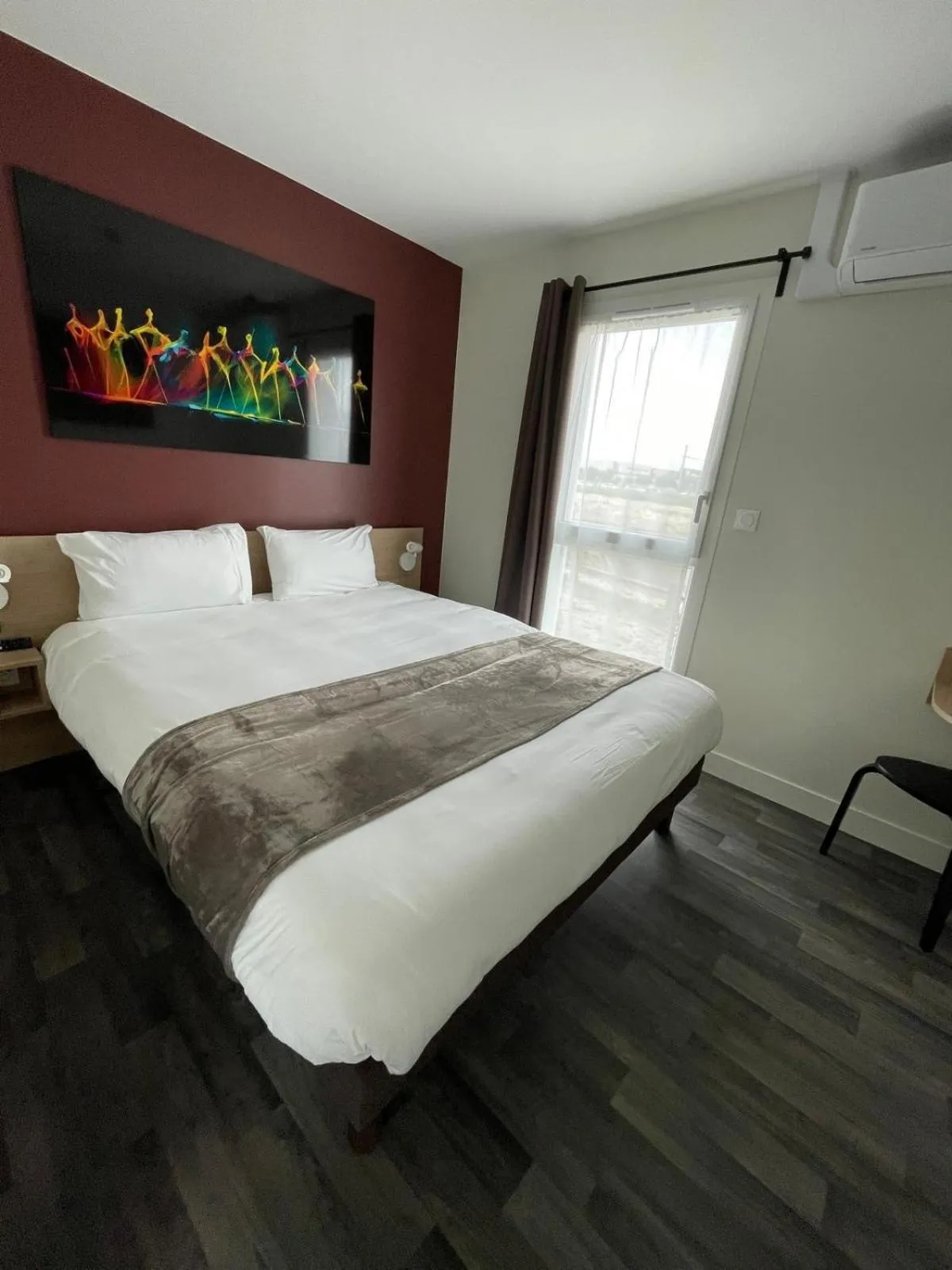 Bed in Hotel Wood Inn Bordeaux Aéroport