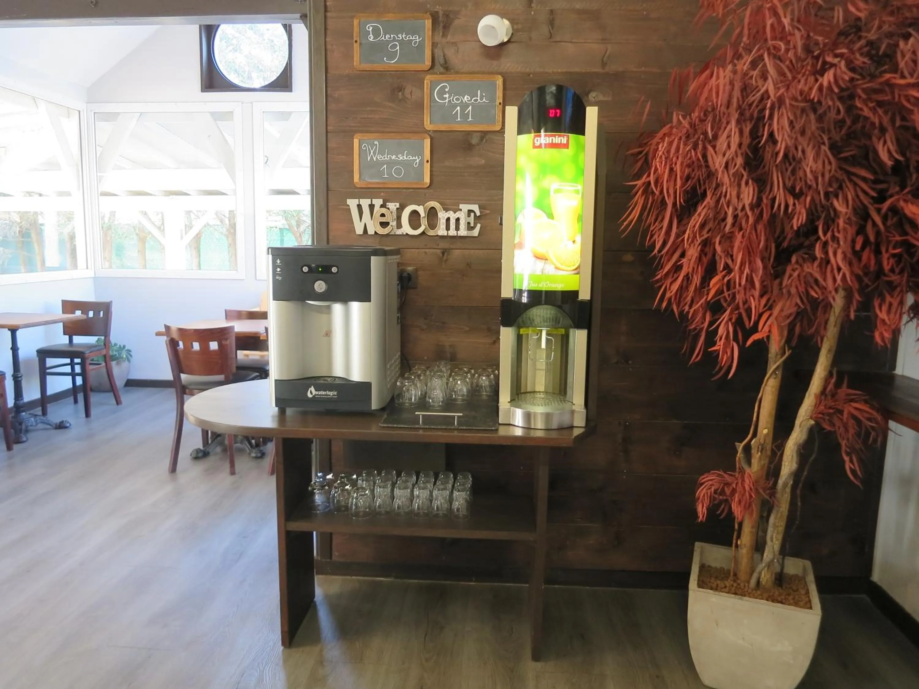 Buffet breakfast in Hotel Wood Inn Bordeaux Aéroport