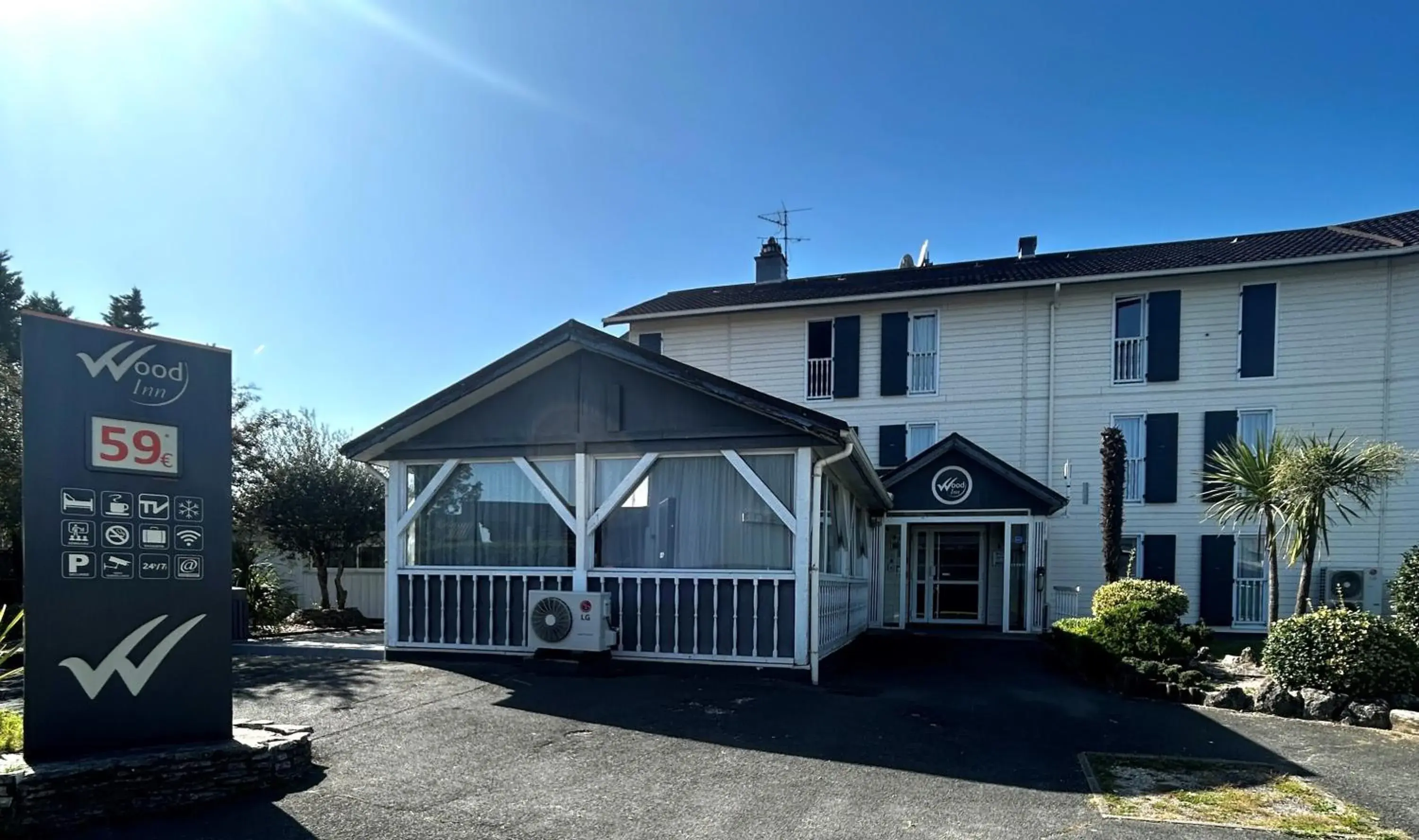 Property building in Hotel Wood Inn Bordeaux Aéroport Property building in Hotel Wood Inn Bordeaux Aéroport