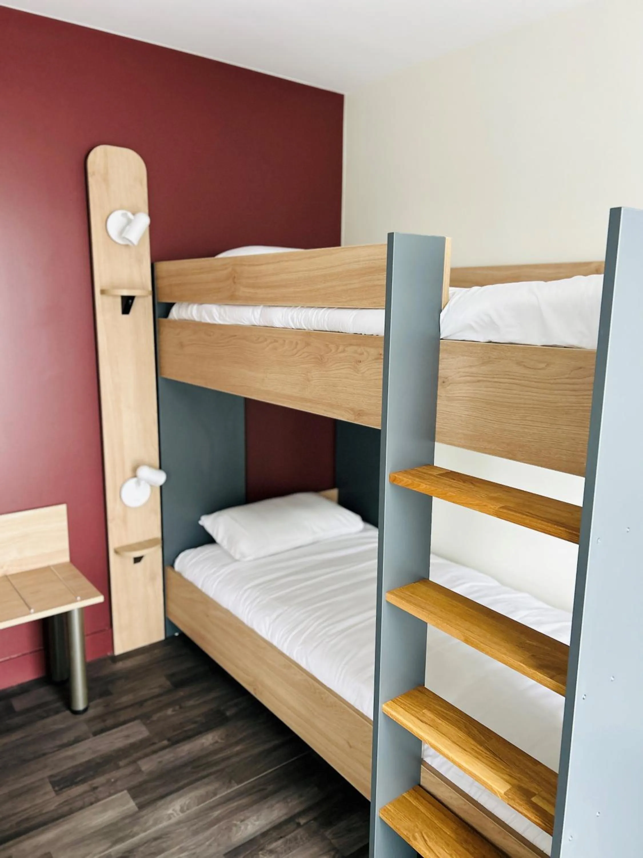 Bed in Hotel Wood Inn Bordeaux Aéroport