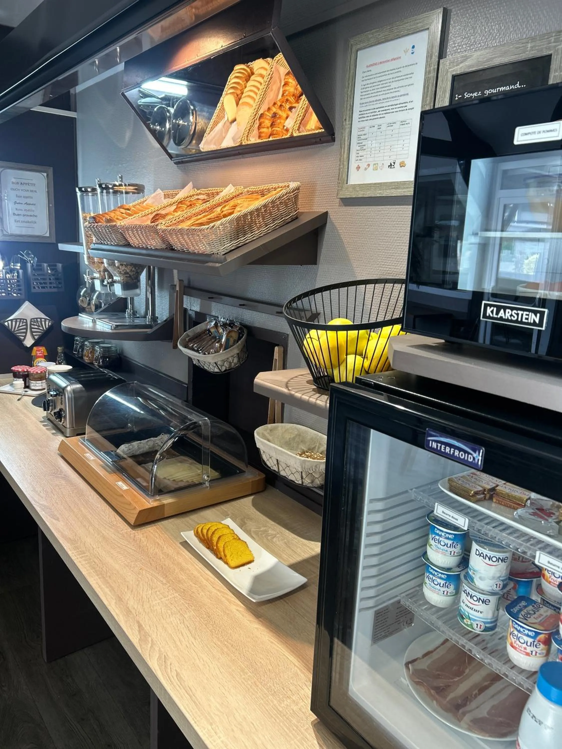 TV and multimedia in Hotel Wood Inn Bordeaux Aéroport