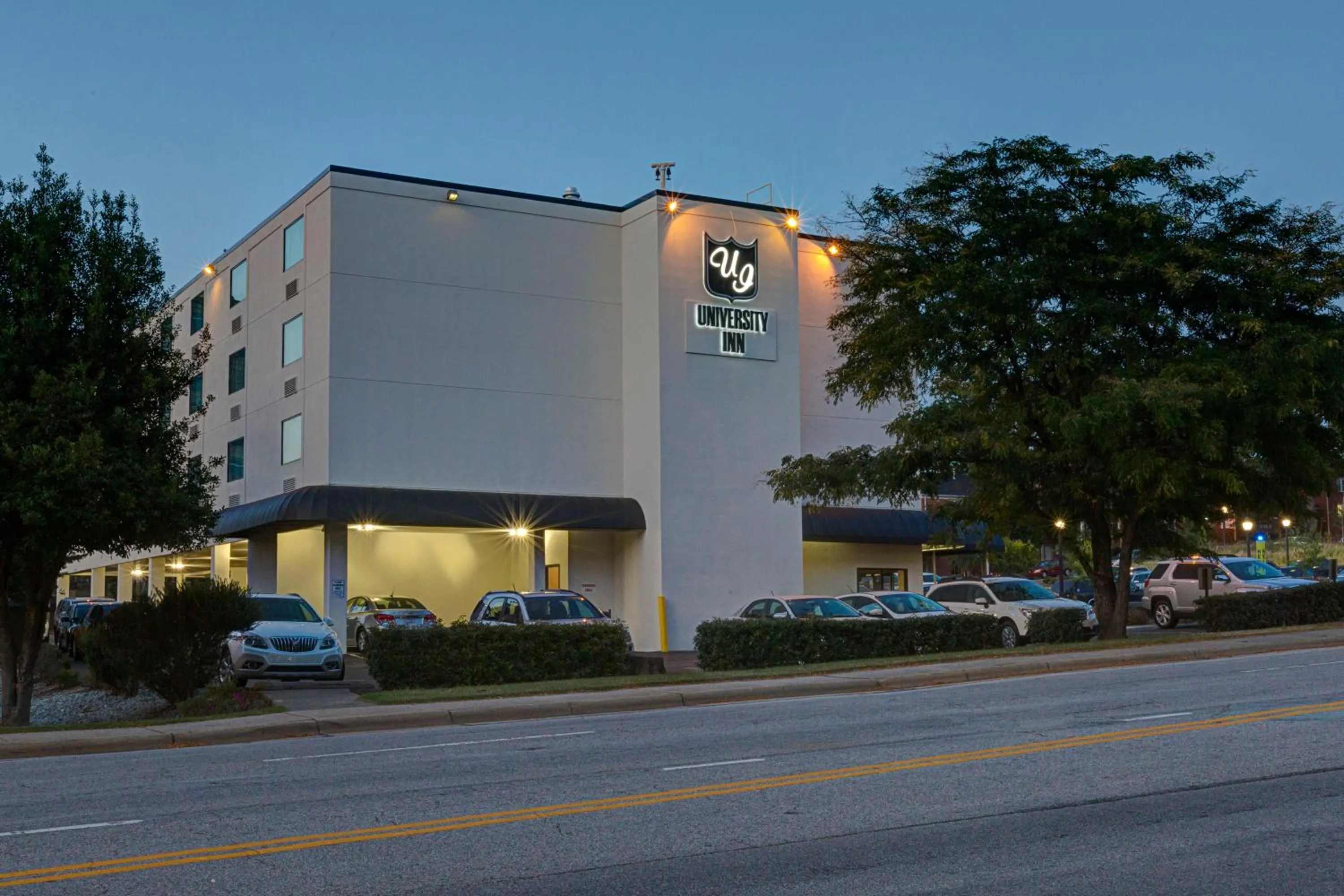 Facade/entrance in University Inn Duke