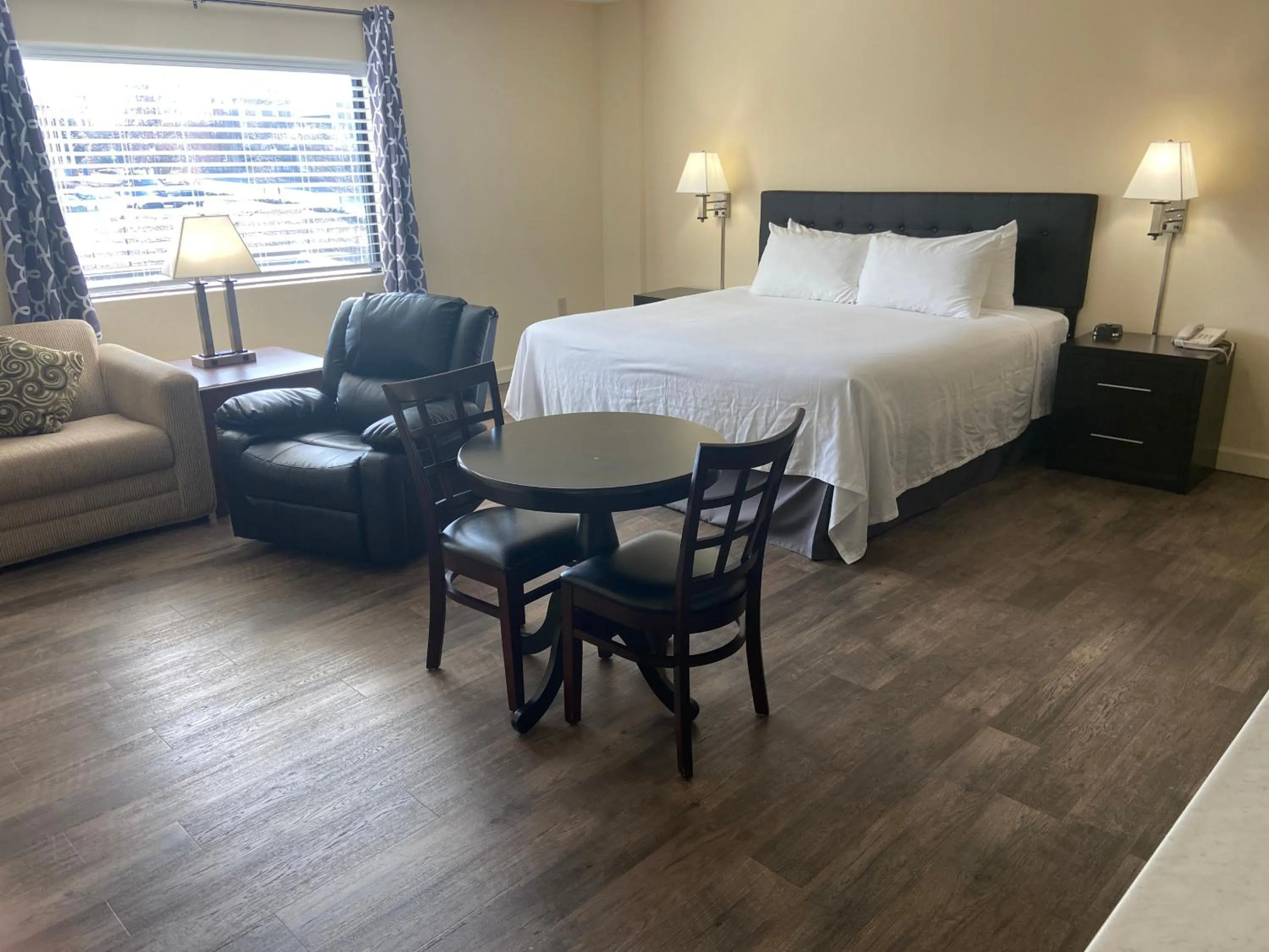 Photo of the whole room, Bed in University Inn Duke