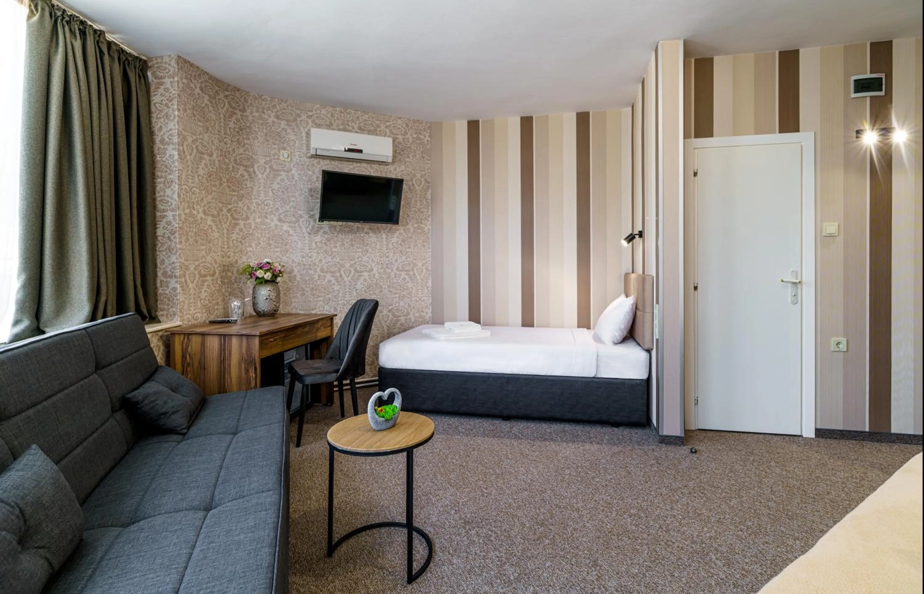 Communal lounge/ TV room in Bistra & Galina Hotel