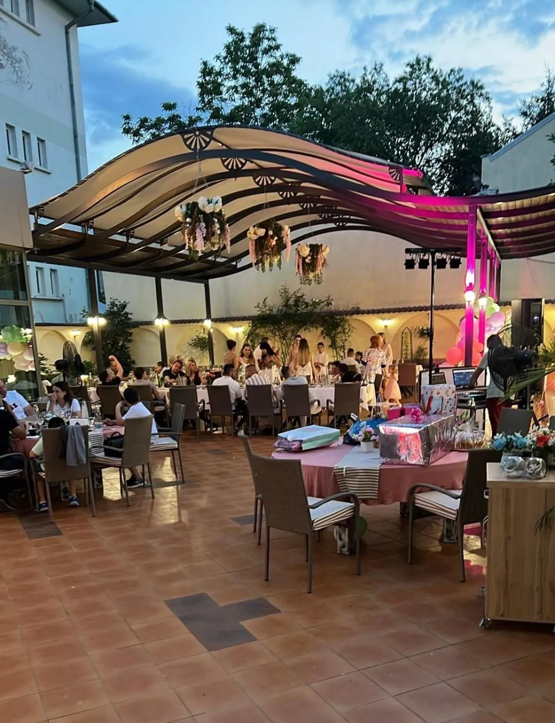 Restaurant/places to eat in Bistra & Galina Hotel