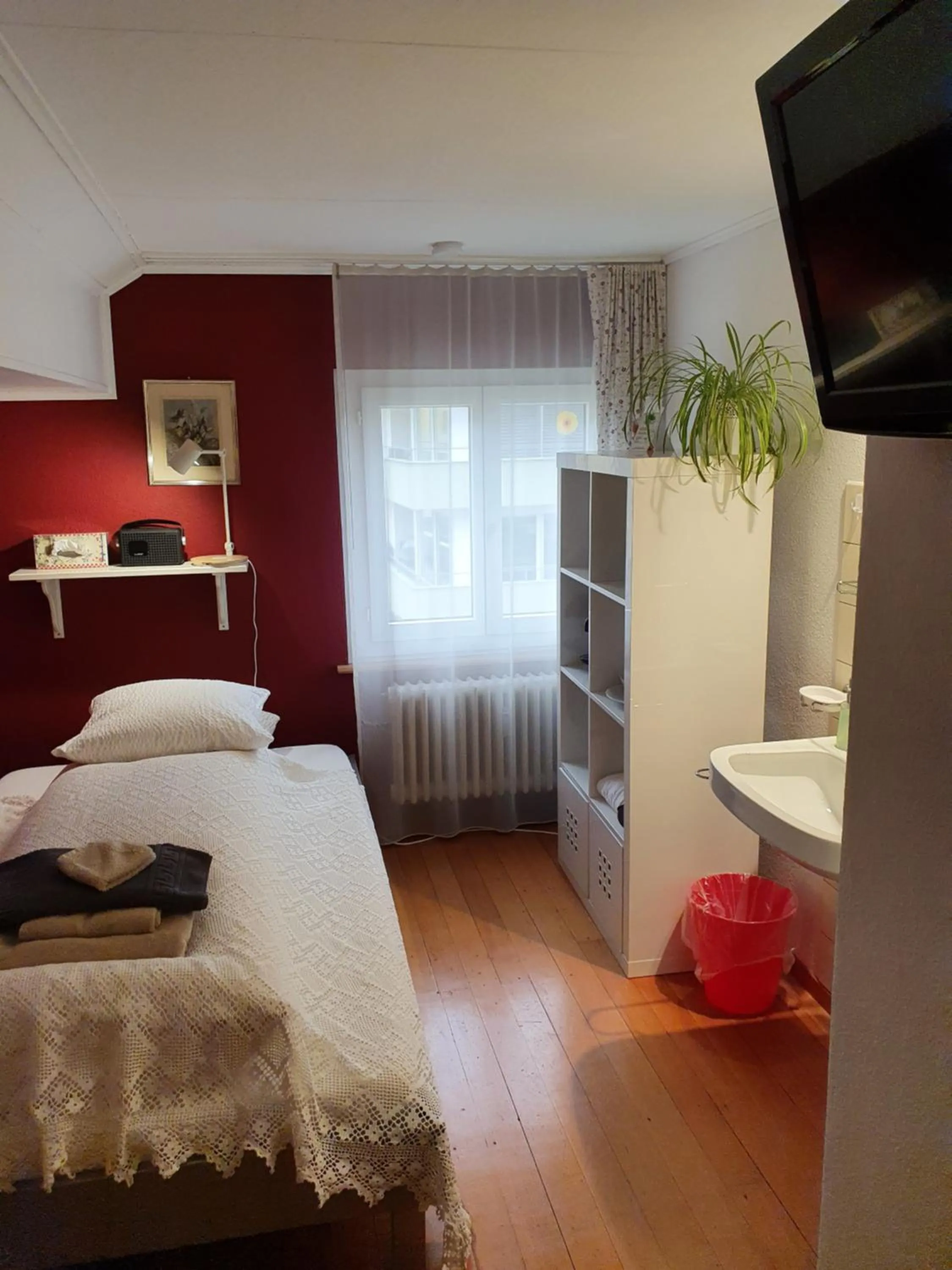 Photo of the whole room, Bed in BnB Haus Weibel