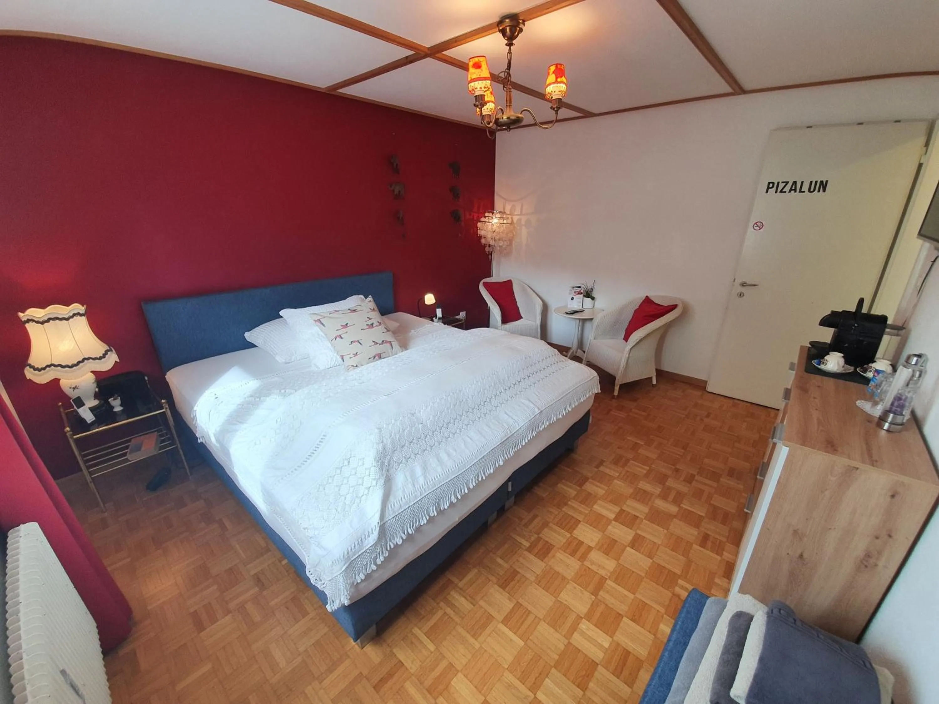 Photo of the whole room, Bed in BnB Haus Weibel