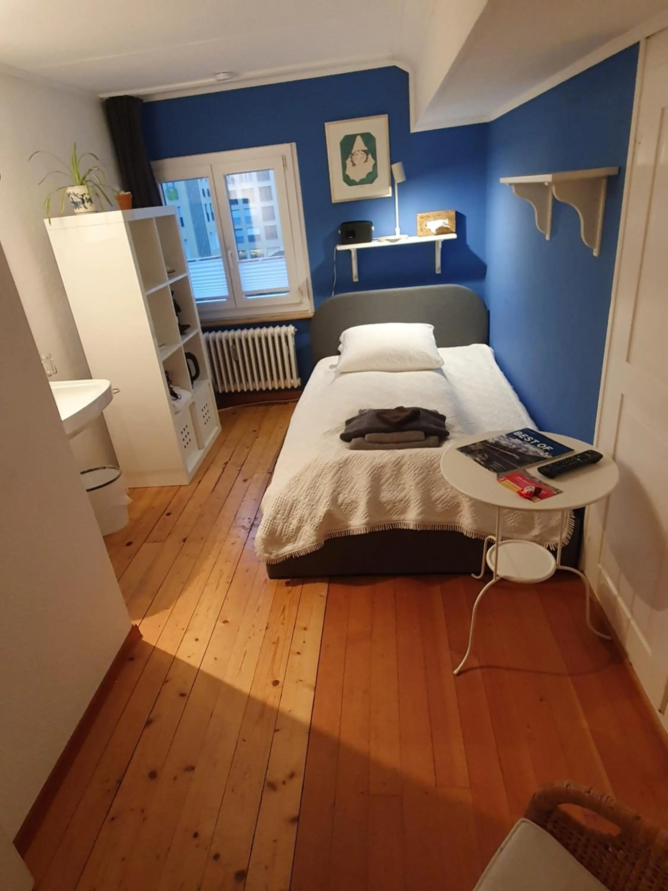 Photo of the whole room, Bed in BnB Haus Weibel