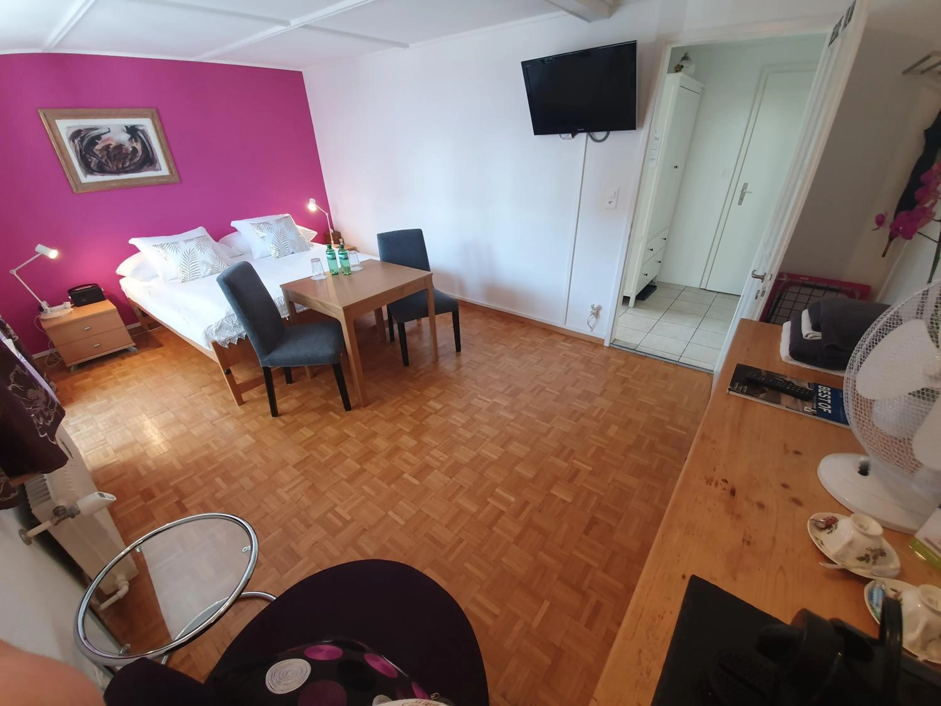 Photo of the whole room, Bed in BnB Haus Weibel