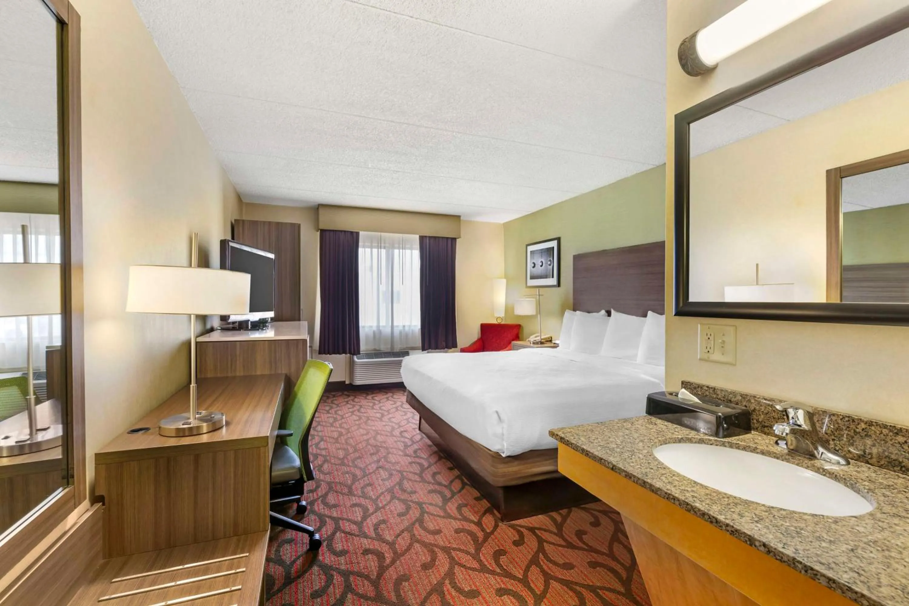 Bedroom, Bed in Best Western Rochester Marketplace Inn