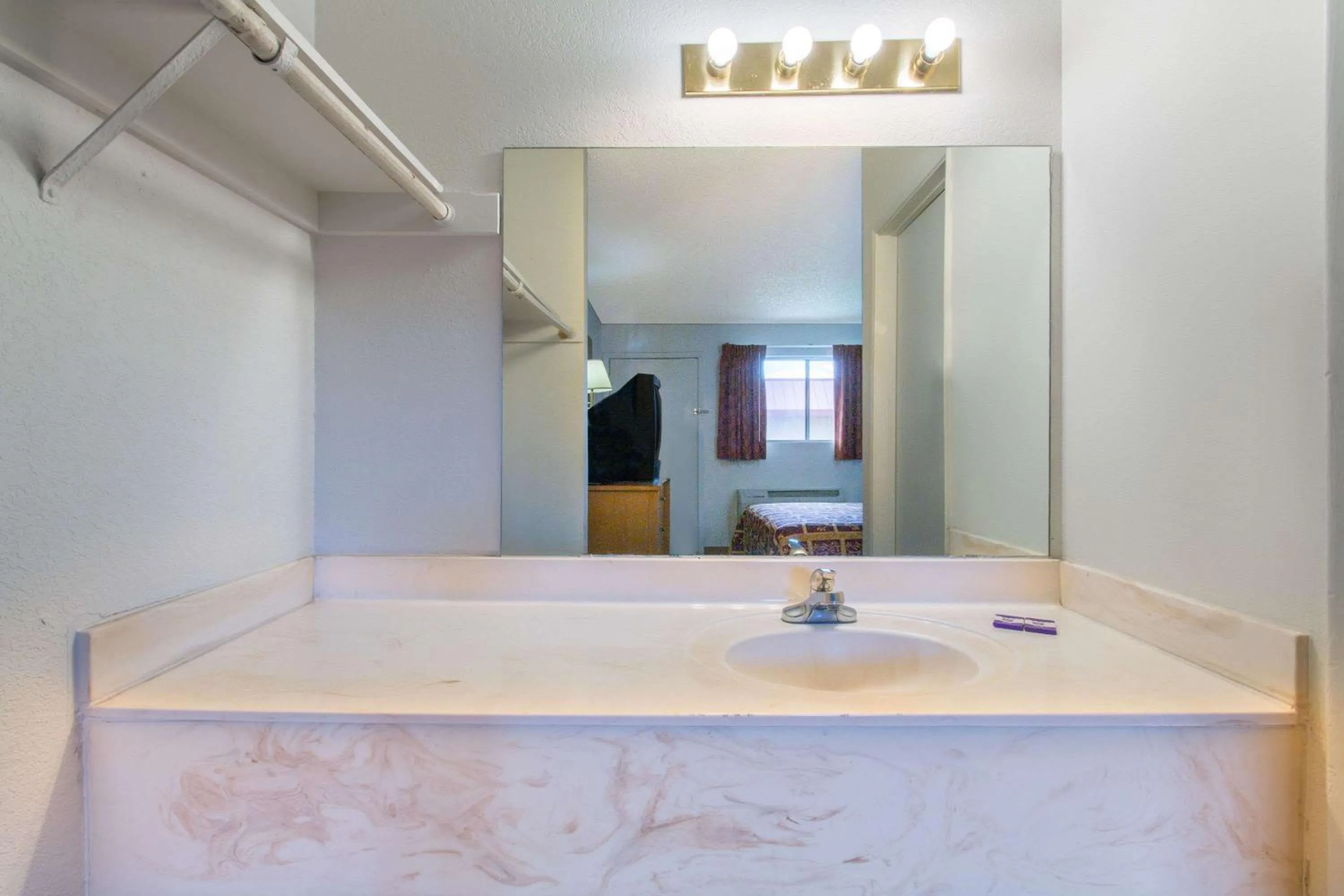 Photo of the whole room in Knights Inn Fairground