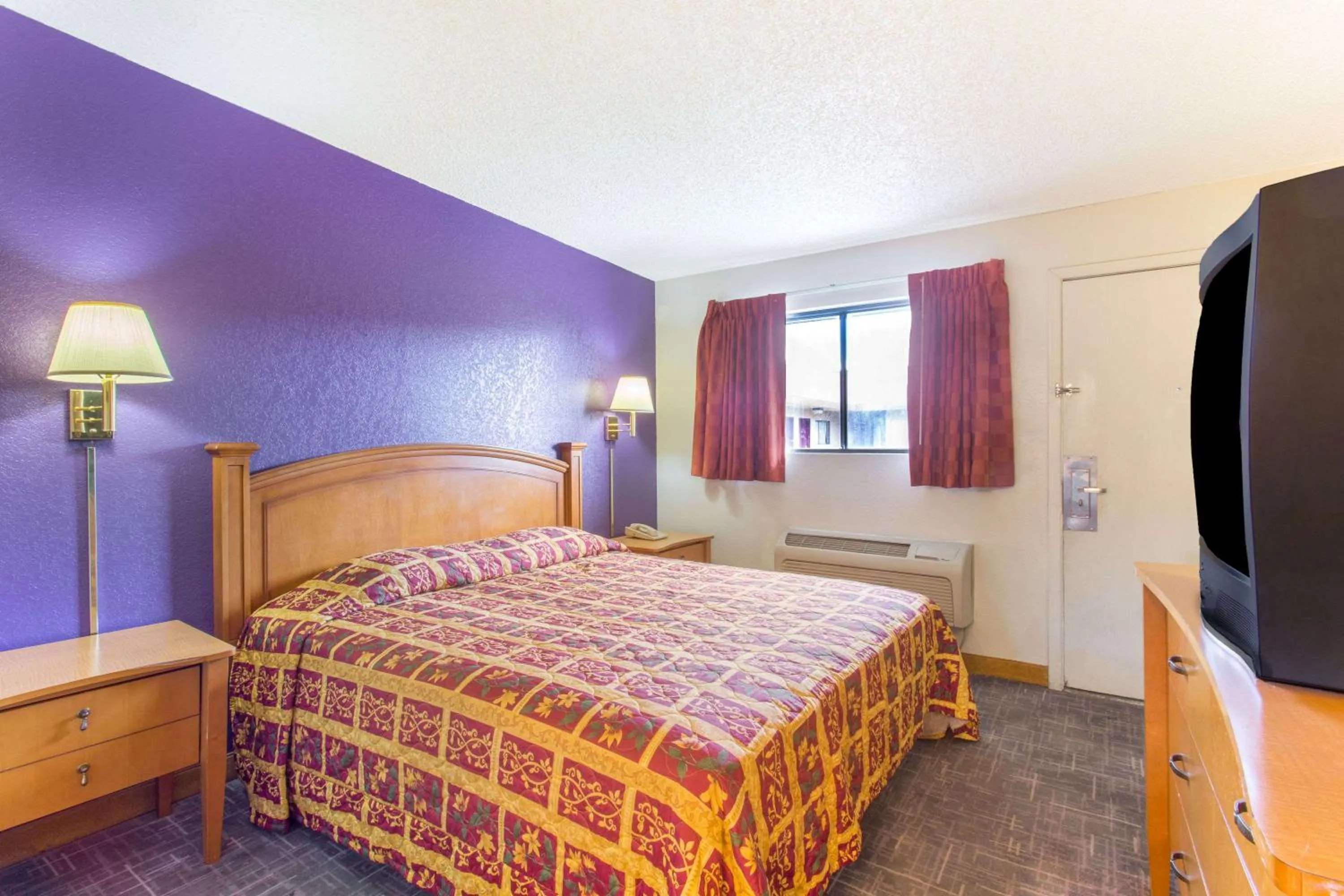 Photo of the whole room, Bed in Knights Inn Fairground