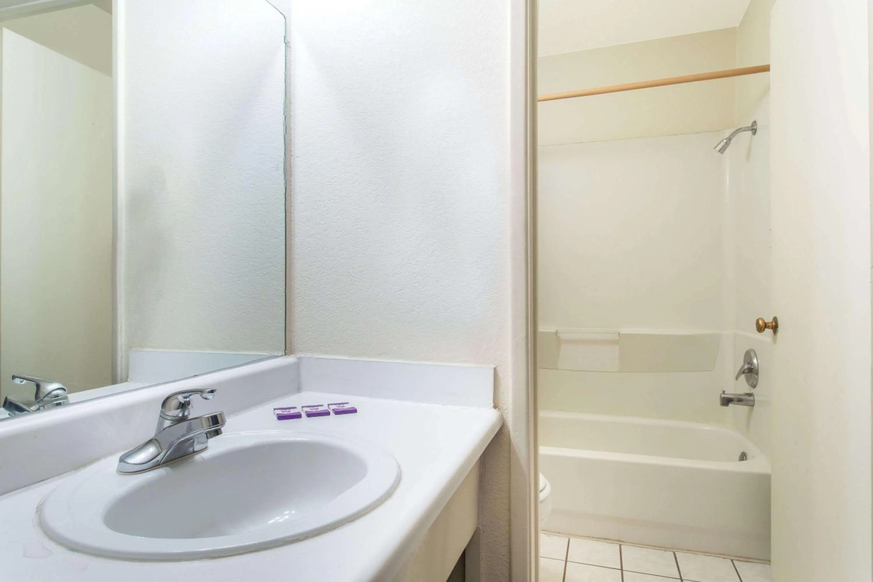 Photo of the whole room in Knights Inn Fairground