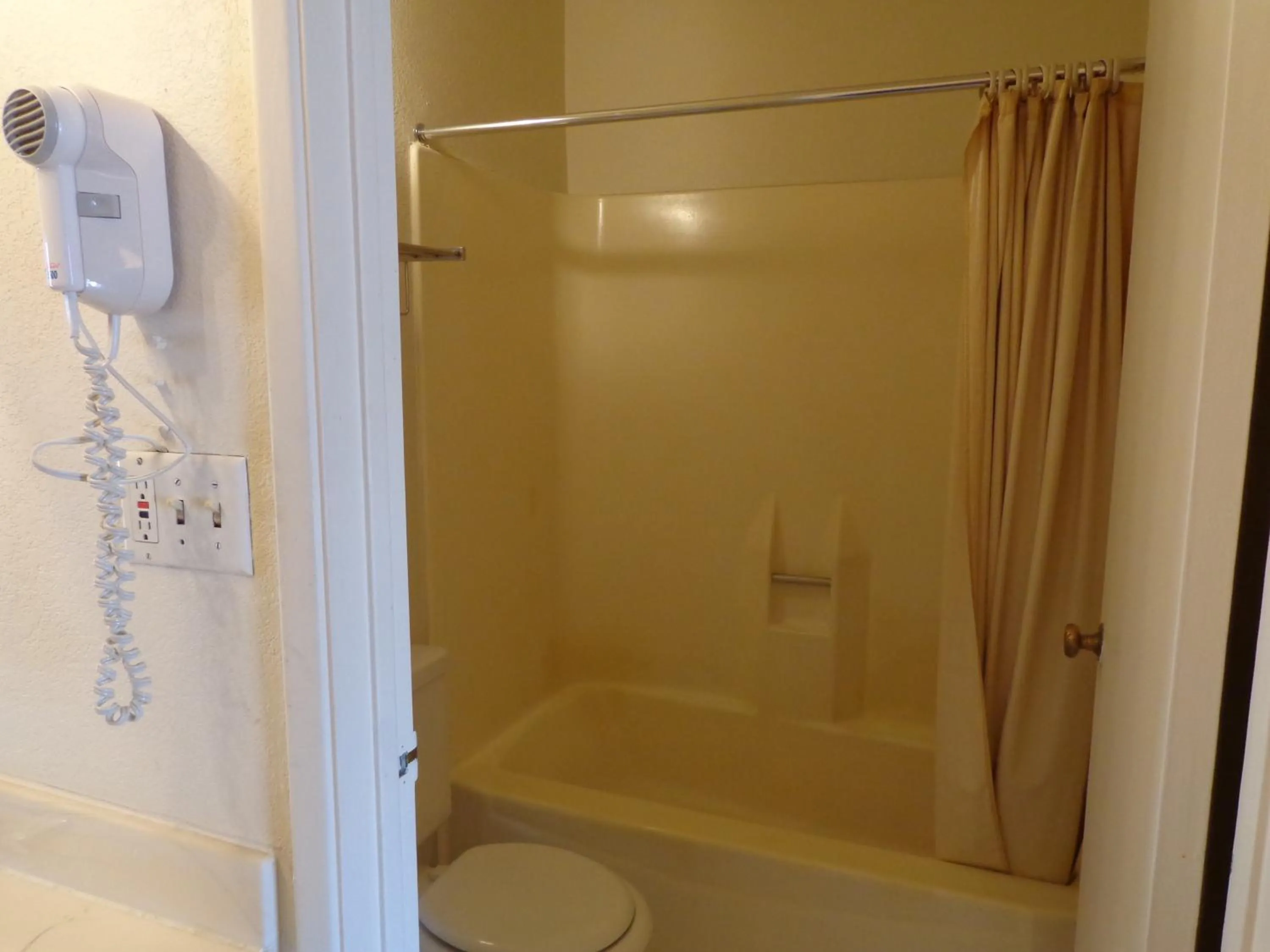 Bathroom in Knights Inn Fairground