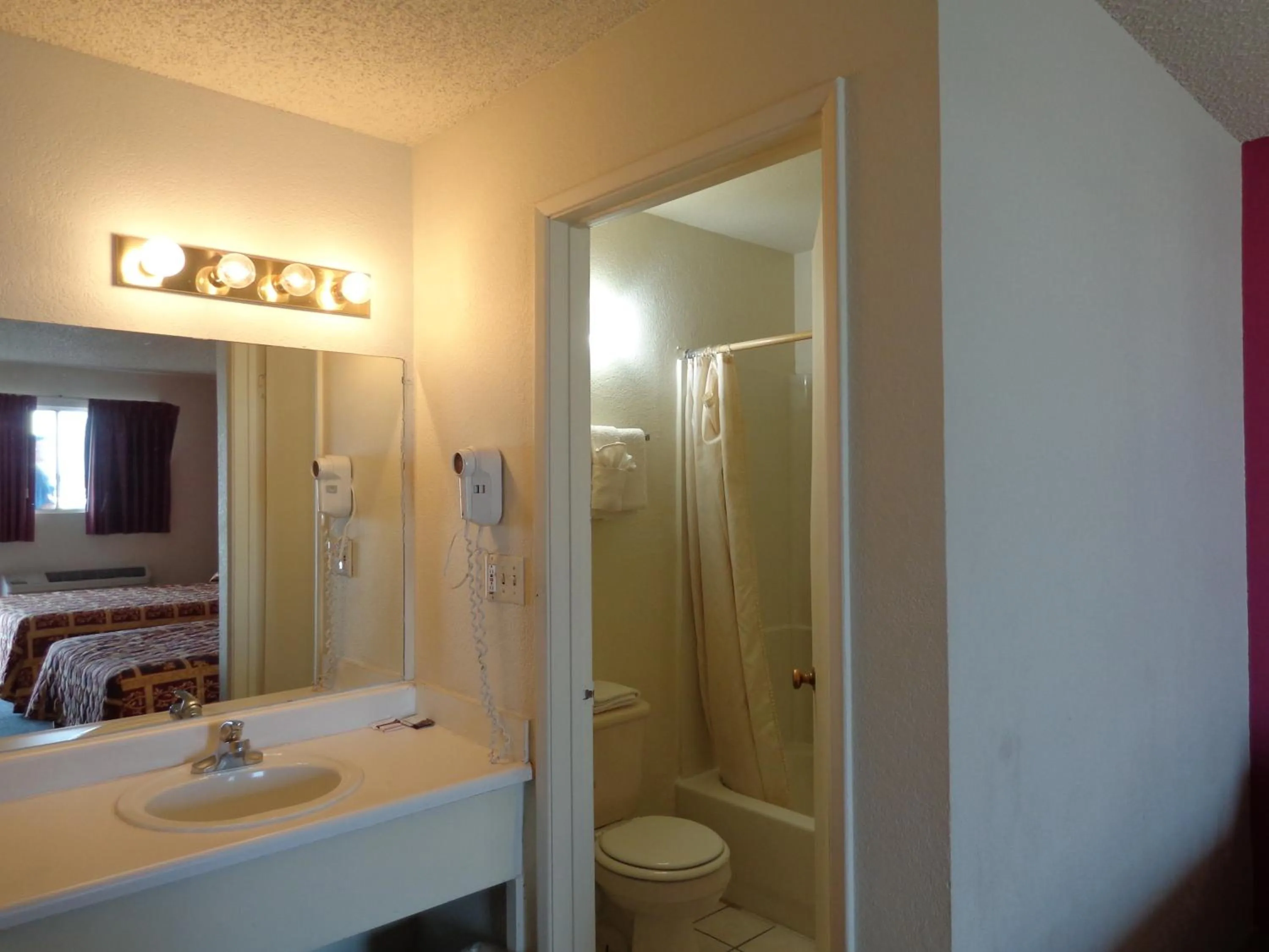 Bathroom in Knights Inn Fairground