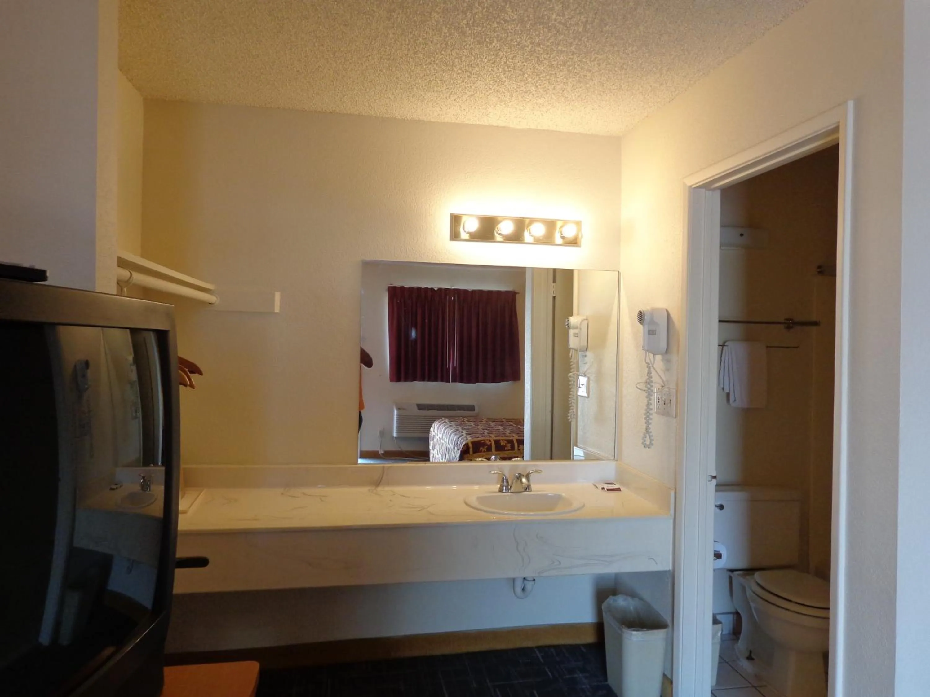 Bathroom in Knights Inn Fairground