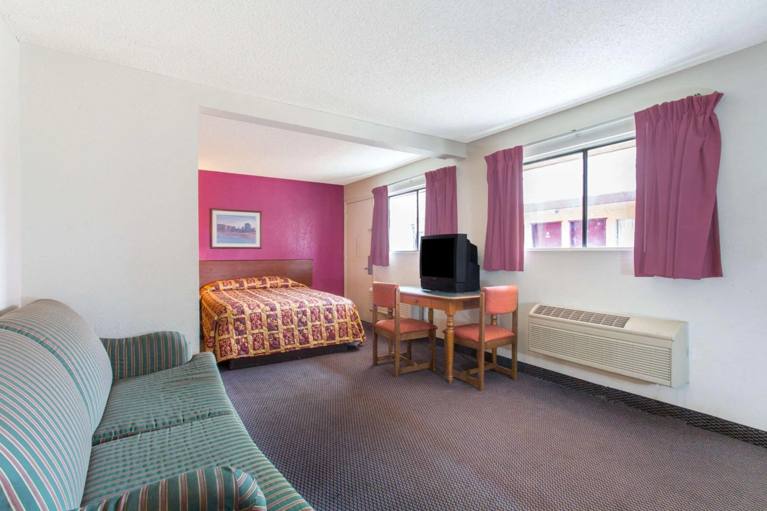 Photo of the whole room in Knights Inn Fairground