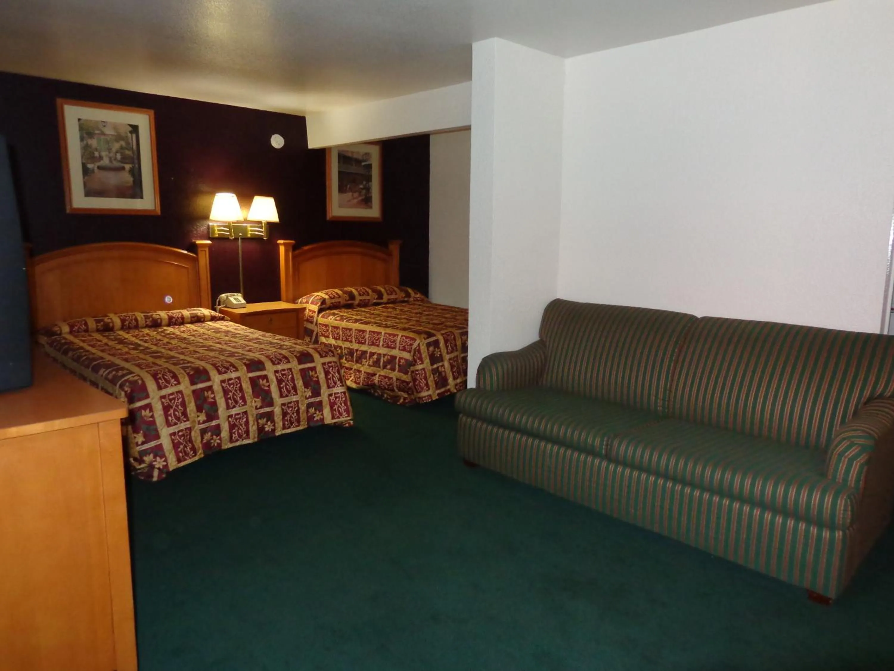 Photo of the whole room, Bed in Knights Inn Fairground