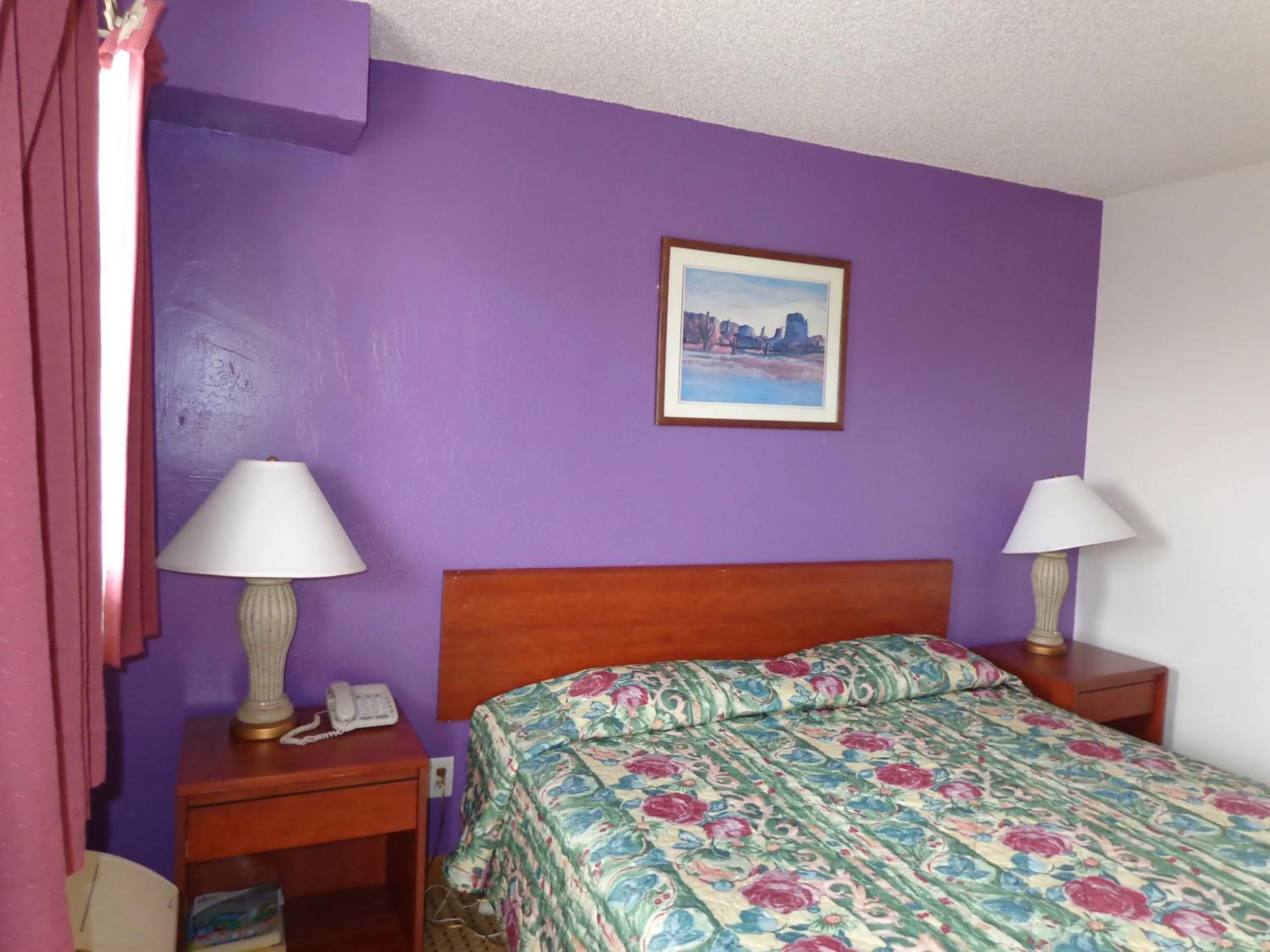 Day, Bed in Knights Inn Fairground