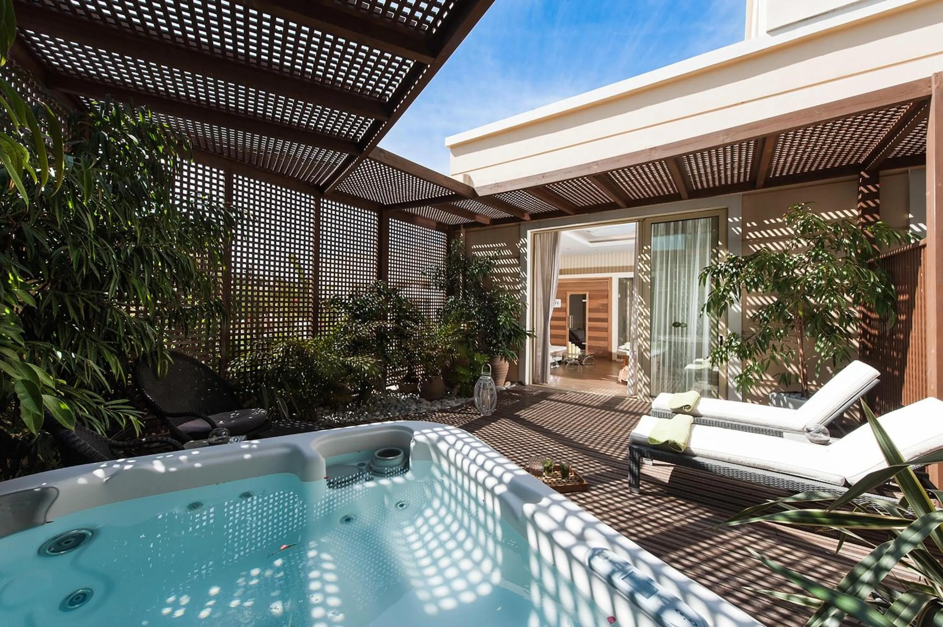 Hot Tub in Pilot Beach Resort