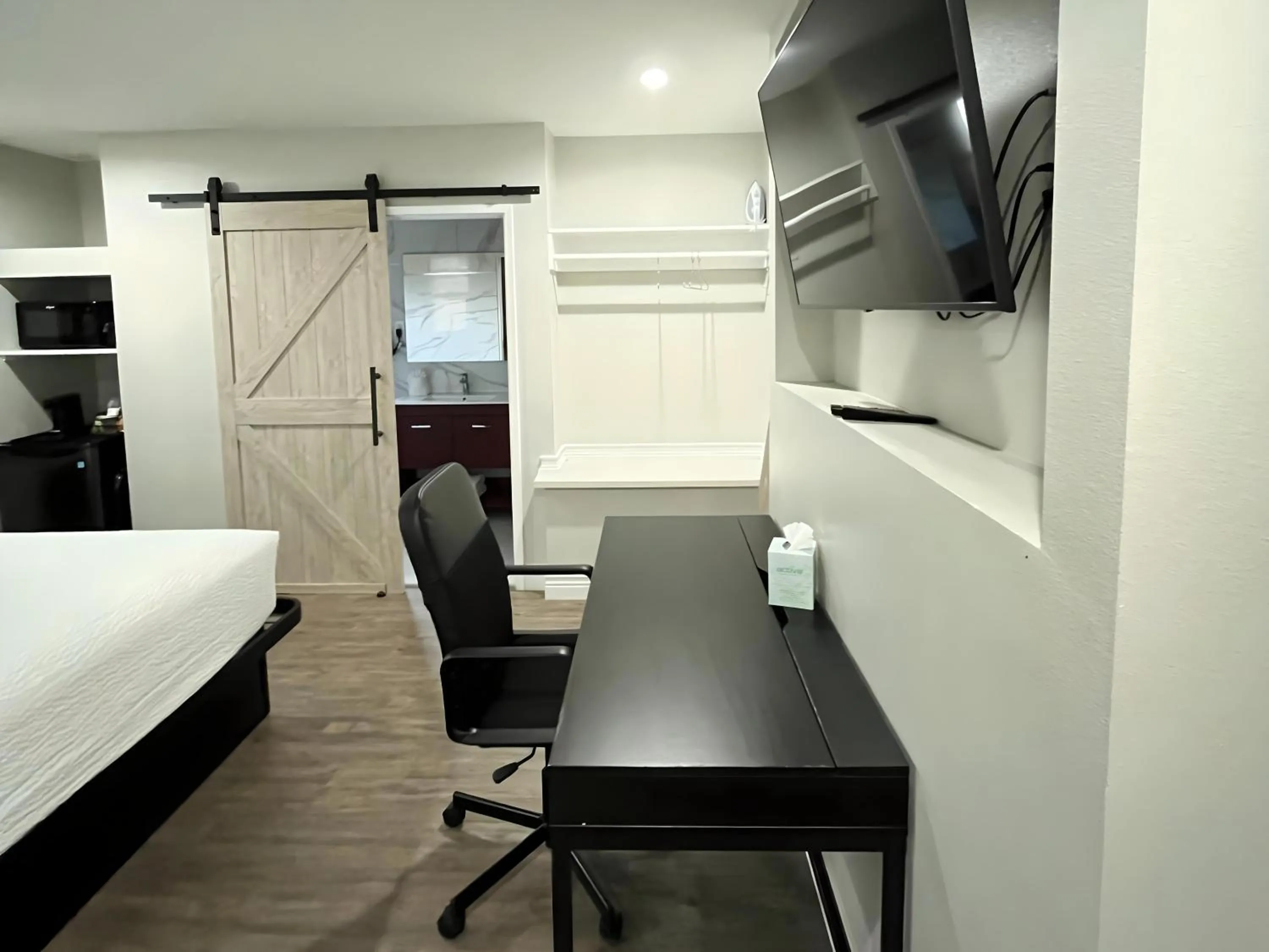 Decorative detail, Bed in Inn By the Bay Monterey