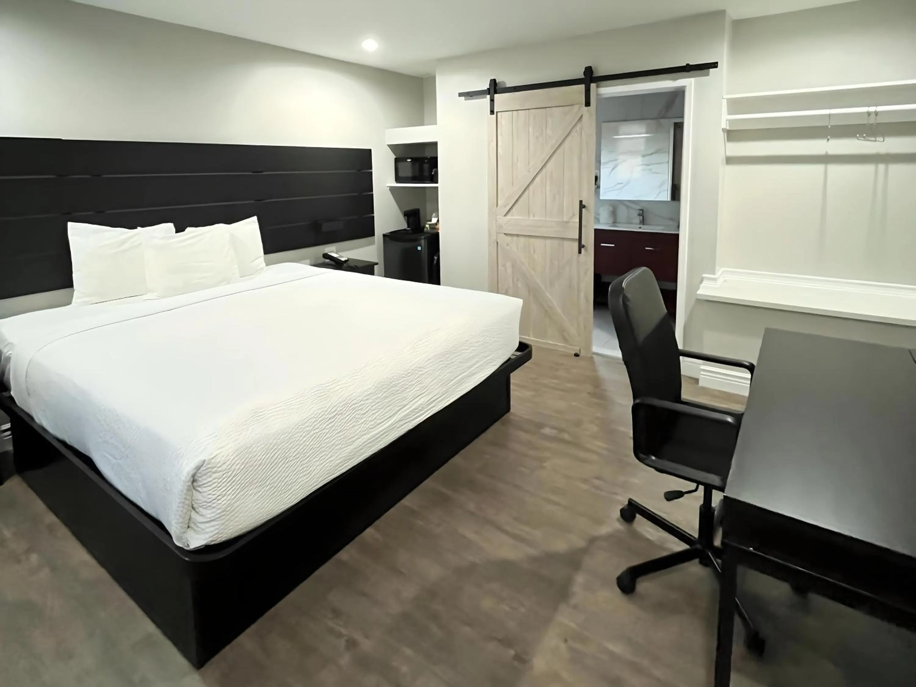 Bed in Inn By the Bay Monterey