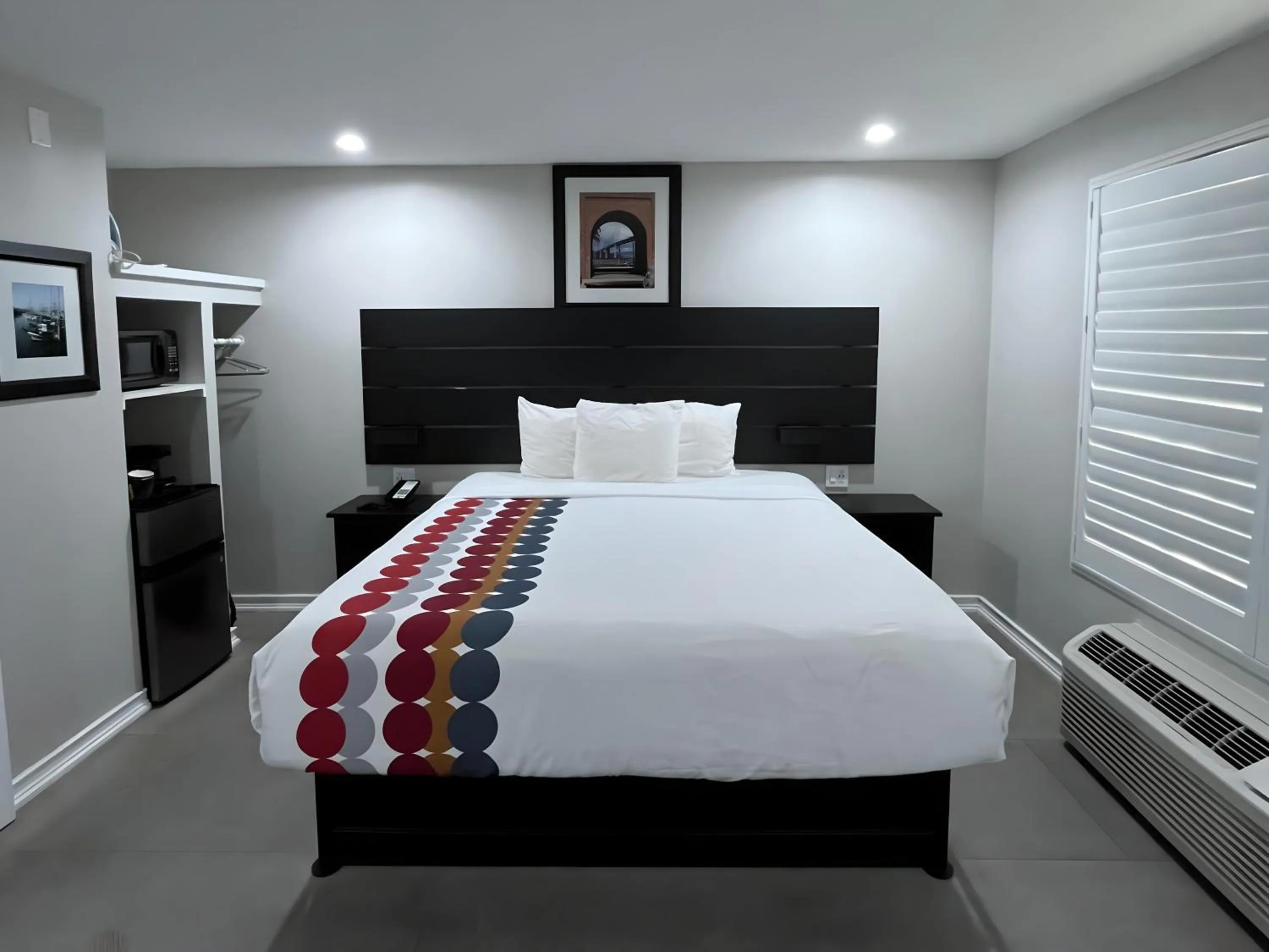 Bed in Inn By the Bay Monterey