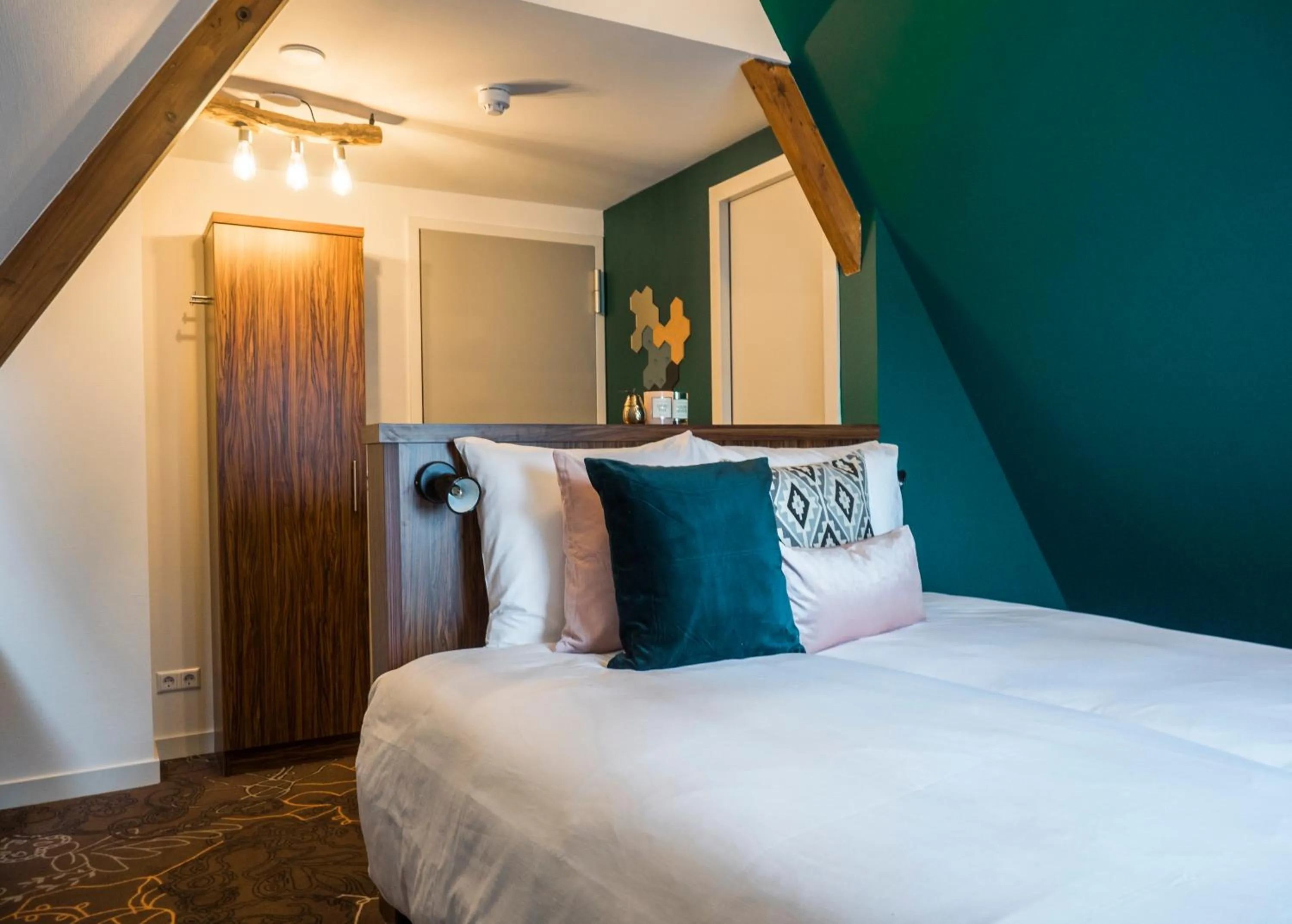 Bedroom, Bed in Linden Hotel