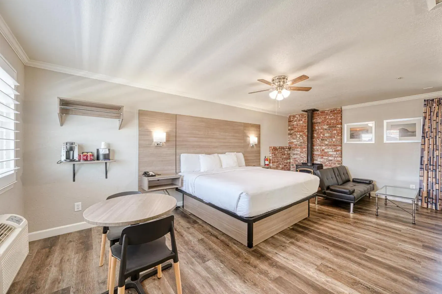 Bed in Harbor House Inn Bed in Harbor House Inn