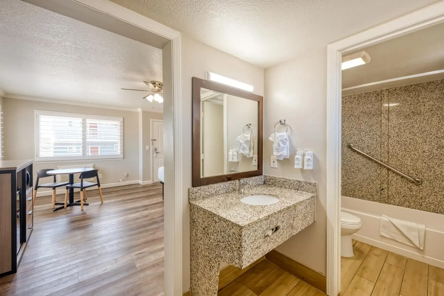 Harbor House Inn Harbor House Inn