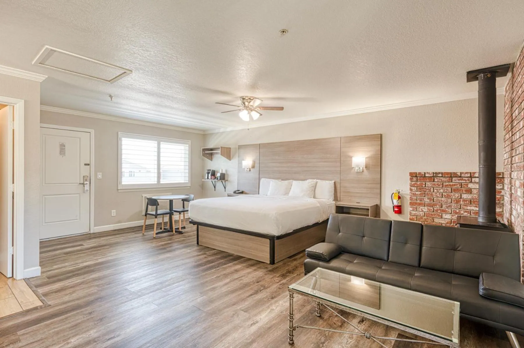 Bed in Harbor House Inn