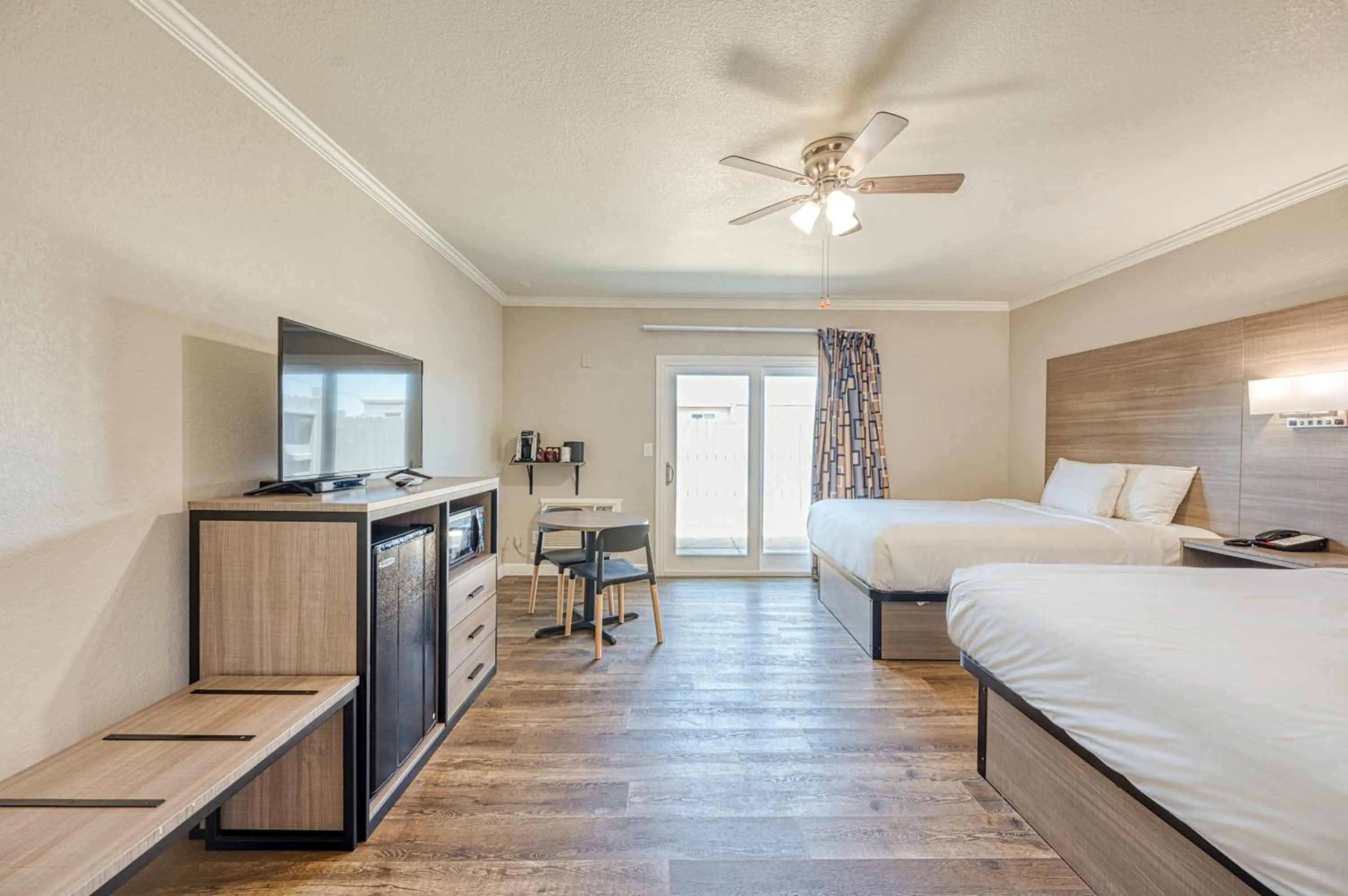 Bed in Harbor House Inn