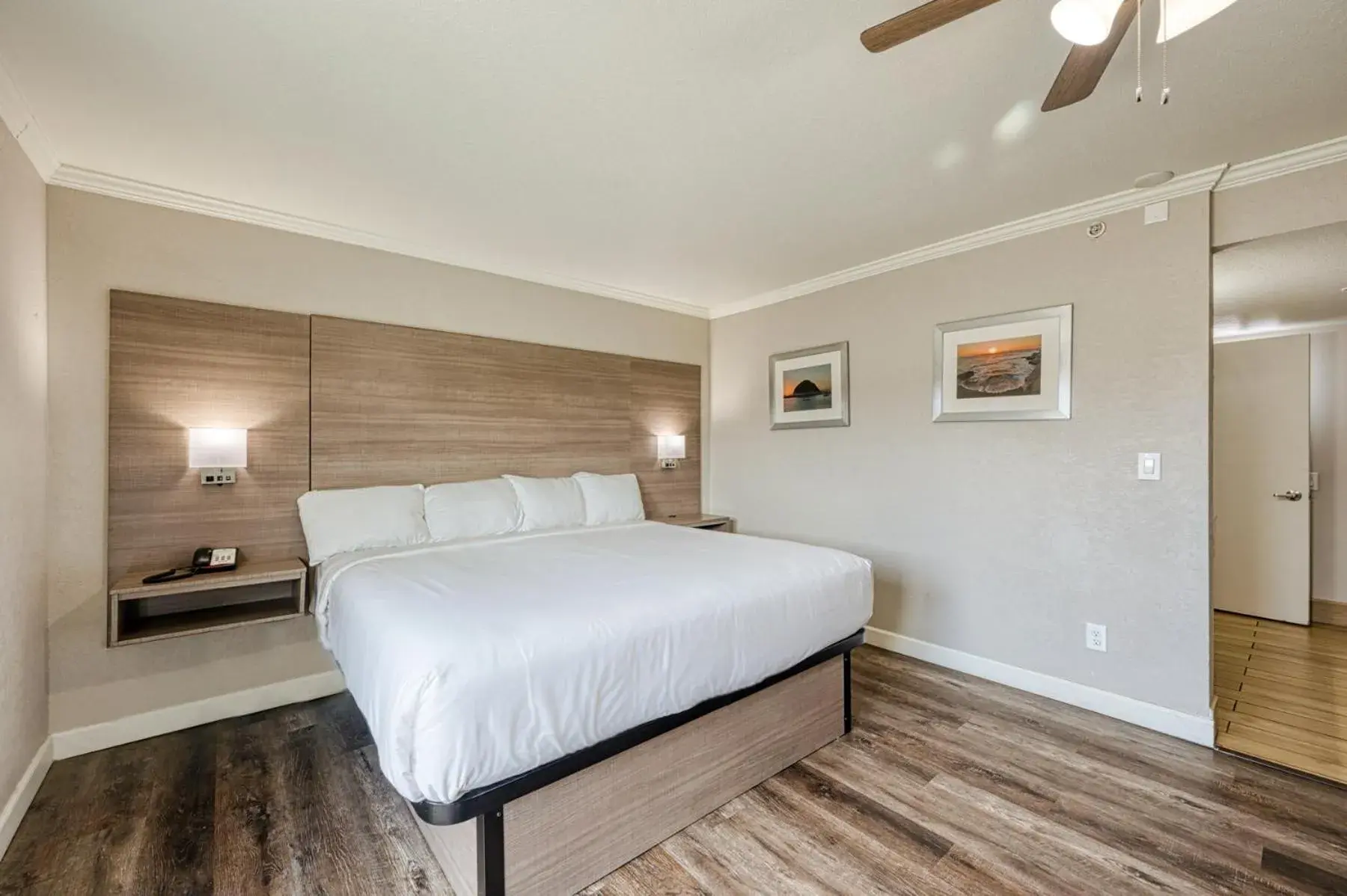 Bed in Harbor House Inn Bed in Harbor House Inn