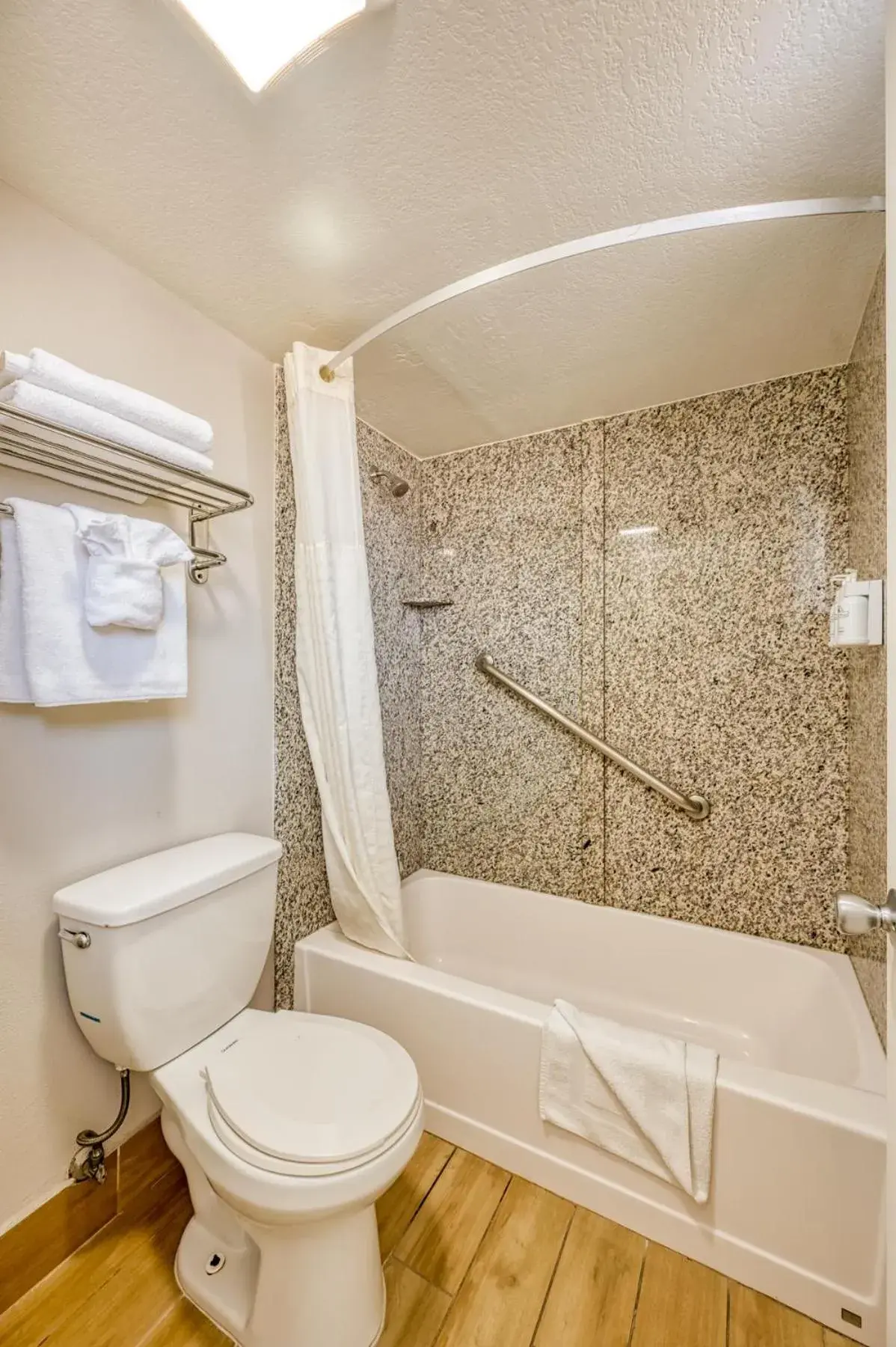 King Room - Non-Smoking in Harbor House Inn King Room - Non-Smoking in Harbor House Inn