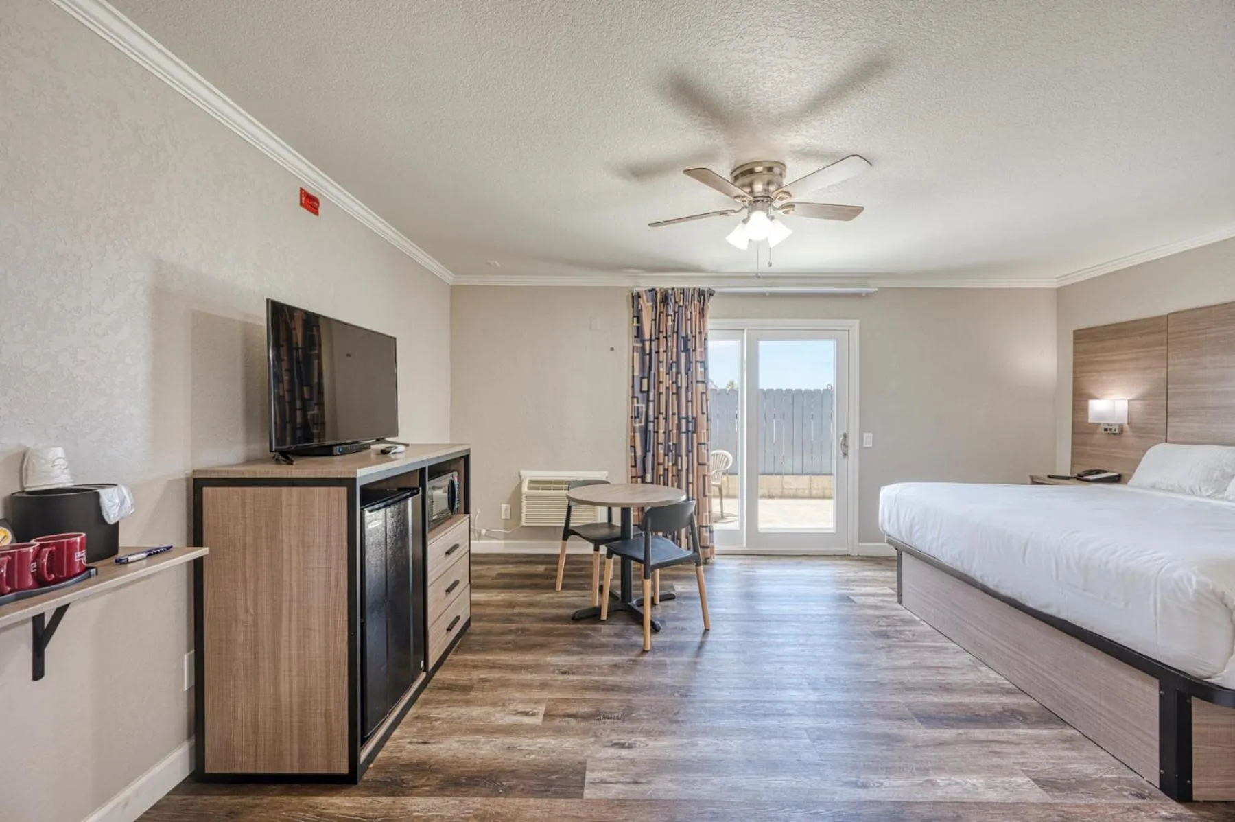 Bed in Harbor House Inn