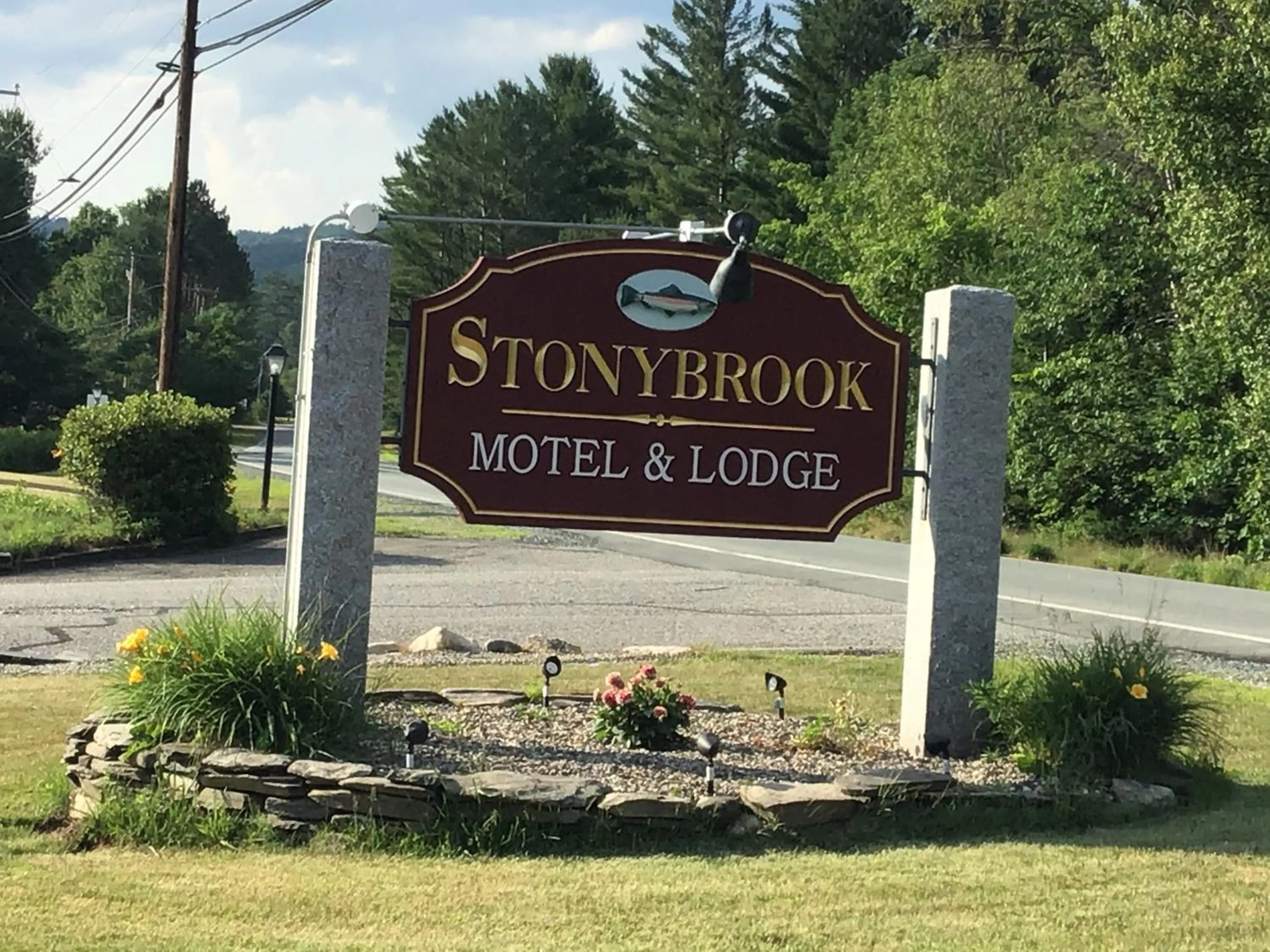 Property logo or sign in Stonybrook Motel & Lodge