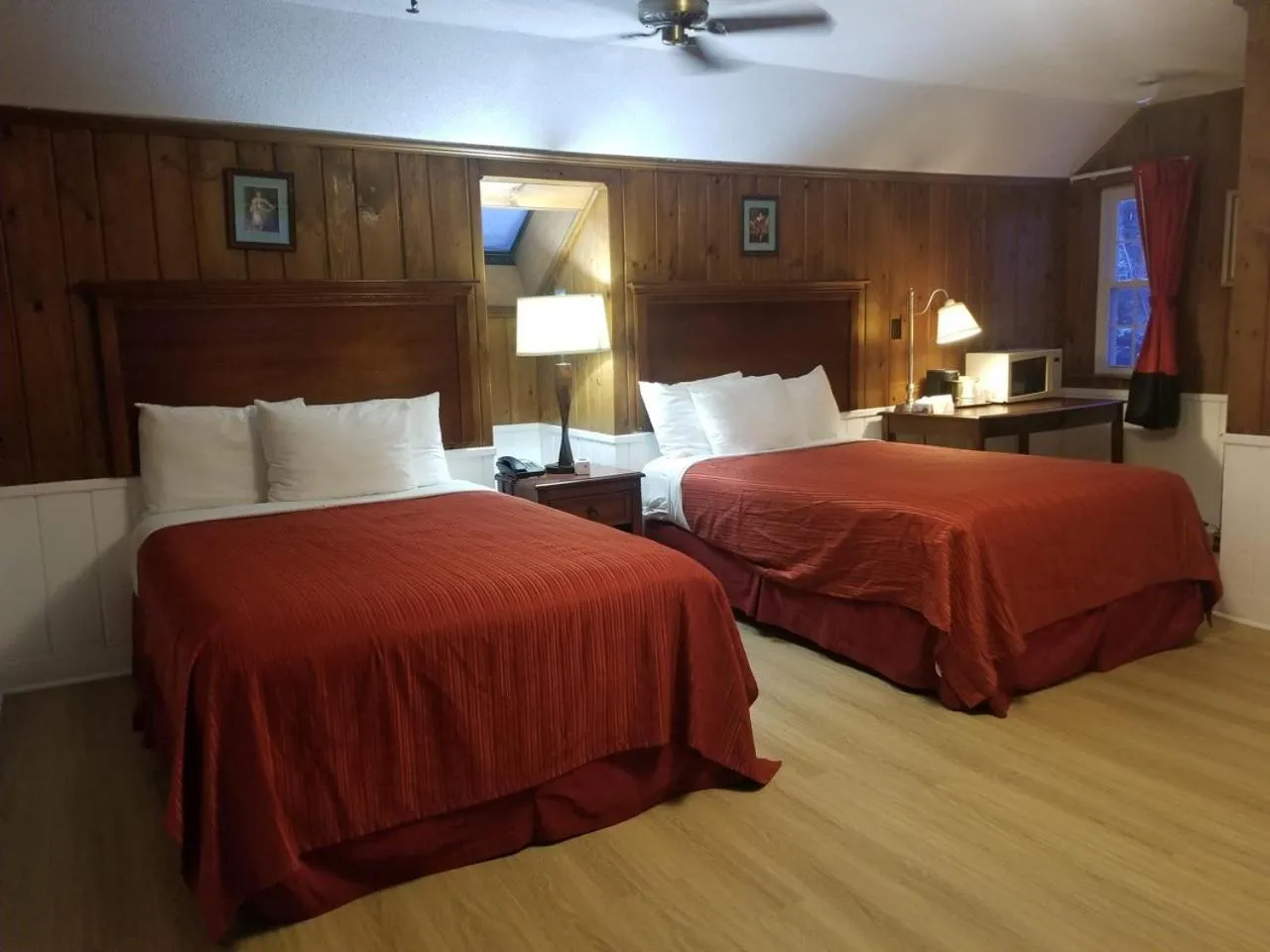 Bed in Stonybrook Motel & Lodge